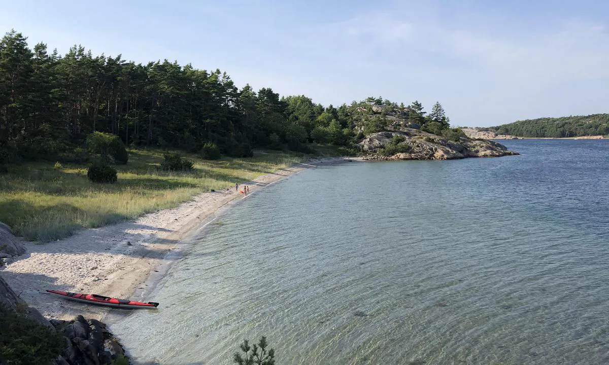 Trossö - SXK Västkust: {"base": "no", "no": "Rett innenfor ankringsplassen er det en sv\u00e6rt fin badestrand med klart vann og god sandbunn. Perfekt for sm\u00e5 barn.", "se": "Precis innanf\u00f6r ankringsplatsen finns det en mycket fin badstrand med klart vatten och bra sandbotten. Perfekt f\u00f6r sm\u00e5 barn.", "en": "Right inside the anchorage, there is a very nice beach with clear water and a good sandy bottom. Perfect for small children.", "da": "Lige indenfor ankringspladsen er der en meget fin badestrand med klart vand og god sandbund. Perfekt for sm\u00e5 b\u00f8rn."}