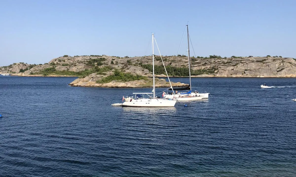 Trossö - SXK Västkust: {"base": "no", "no": "Rett innenfor den lille holmen nord\u00f8st p\u00e5 Tross\u00f6 er det en b\u00f8ye fra SXK og god plass for mange b\u00e5ter p\u00e5 svai.", "se": "Precis innanf\u00f6r den lilla holmen nordost om Tross\u00f6 finns det en boj fr\u00e5n SXK och gott om plats f\u00f6r m\u00e5nga b\u00e5tar att ankra.", "en": "Just inside the small islet northeast of Tross\u00f6, there is a buoy from SXK and ample space for many boats to anchor.", "da": "Lige indenfor den lille holm nord\u00f8st for Tross\u00f6 er der en b\u00f8je fra SXK og god plads til mange b\u00e5de p\u00e5 svaj."}