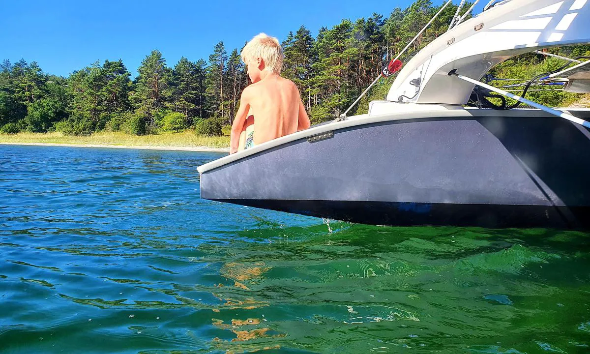 Trossö - SXK Västkust: {"base": "no", "no": "Helt s\u00f8r p\u00e5 stranda (ved toalettet) er det ikke stein i sanden og derfor er det mulig for trimaraner \u00e5 legge seg p\u00e5 stranda.", "se": "Helt s\u00f6der p\u00e5 stranden (vid toaletten) finns inga stenar i sanden och d\u00e4rf\u00f6r \u00e4r det m\u00f6jligt f\u00f6r trimaraner att l\u00e4gga sig p\u00e5 stranden.", "en": "All the way south on the beach (by the toilet) there are no stones in the sand, and it is therefore possible for trimarans to come ashore on the beach.", "da": "Helt syd p\u00e5 stranden (ved toilettet) er der ingen sten i sanden, og derfor er det muligt for trimaraner at l\u00e6gge sig p\u00e5 stranden."}