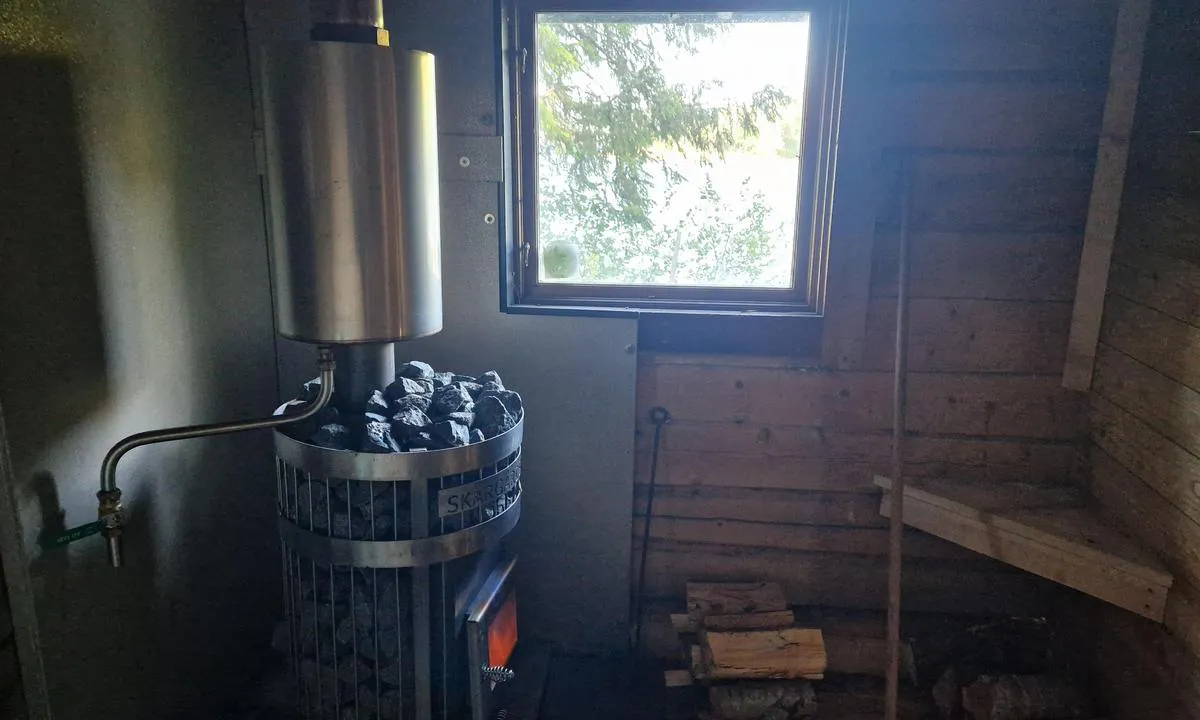 Trysunda: {"base": "en", "no": "Flott varm badstue i tre.", "se": "Fantastisk varm tr\u00e4bastu.", "en": "Great hot wooden sauna.", "da": "Fantastisk varm tr\u00e6sauna.", "fr": "Super sauna en bois chauff\u00e9.", "de": "Gro\u00dfe hei\u00dfe Holzsauna.", "es": "Gran sauna caliente de madera.", "it": "Grande sauna calda in legno.", "pt": "Grande sauna de madeira quente.", "nl": "Geweldige warme houten sauna.", "pl": "\u015awietna gor\u0105ca drewniana sauna.", "uk": "\u0412\u0435\u043b\u0438\u043a\u0430 \u0433\u0430\u0440\u044f\u0447\u0430 \u0434\u0435\u0440\u0435\u0432'\u044f\u043d\u0430 \u0441\u0430\u0443\u043d\u0430.", "ro": "Saun\u0103 mare din lemn, cu aburi fierbin\u021bi.", "tr": "B\u00fcy\u00fck s\u0131cak ah\u015fap sauna.", "el": "\u03a5\u03c0\u03ad\u03c1\u03bf\u03c7\u03b7 \u03be\u03cd\u03bb\u03b9\u03bd\u03b7 \u03c3\u03ac\u03bf\u03c5\u03bd\u03b1.", "cs": "Skv\u011bl\u00e1 hork\u00e1 d\u0159ev\u011bn\u00e1 sauna.", "hu": "Nagy, forr\u00f3, f\u00e1b\u00f3l k\u00e9sz\u00fclt szauna.", "fi": "Mahtava kuuma puusauna.", "bg": "\u0421\u0442\u0440\u0430\u0445\u043e\u0442\u043d\u0430 \u0433\u043e\u0440\u0435\u0449\u0430 \u0434\u044a\u0440\u0432\u0435\u043d\u0430 \u0441\u0430\u0443\u043d\u0430.", "sr": "Odli\u010dna topla drvena sauna.", "et": "Suurep\u00e4rane kuum puuk\u00fcttega saun.", "lv": "Lieliska karsta koka pirts.", "lt": "Puiki kar\u0161ta medin\u0117 pirtis."}