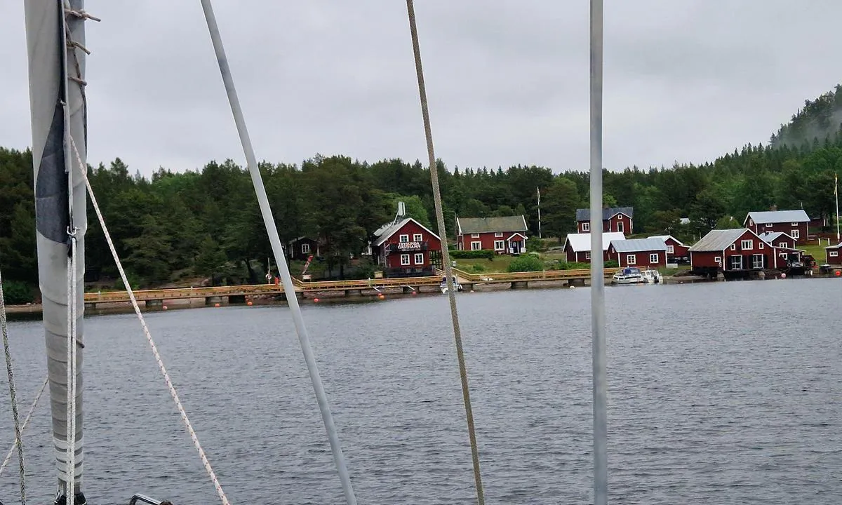 Trysunda: {"base": "en", "no": "Du kan ikke g\u00e5 glipp av flytebryggen n\u00e5r du kommer inn i fjorden.", "se": "Du kan inte missa pontonen n\u00e4r du g\u00e5r in i fjorden.", "en": "You cannot miss the pontoon as you enter the fjord.", "da": "Du kan ikke undg\u00e5 at f\u00e5 \u00f8je p\u00e5 pontonen, n\u00e5r du sejler ind i fjorden.", "fr": "Vous ne pouvez pas manquer le ponton en entrant dans le fjord.", "de": "Sie k\u00f6nnen die Schwimmplattform nicht verpassen, wenn Sie in den Fjord einfahren.", "es": "No puedes perderte el pont\u00f3n al entrar en el fiordo.", "it": "Non puoi non notare il pontile mentre entri nel fiordo.", "pt": "Voc\u00ea n\u00e3o pode perder o pont\u00e3o ao entrar no fiorde.", "nl": "U kunt de ponton niet missen als u de fjord binnenvaart.", "pl": "Nie mo\u017cesz przegapi\u0107 pomostu, gdy wchodzisz do fiordu.", "uk": "\u0412\u0438 \u043d\u0435 \u043c\u043e\u0436\u0435\u0442\u0435 \u043f\u0440\u043e\u043f\u0443\u0441\u0442\u0438\u0442\u0438 \u043f\u043e\u043d\u0442\u043e\u043d, \u043a\u043e\u043b\u0438 \u0437\u0430\u0445\u043e\u0434\u0438\u0442\u0435 \u0443 \u0444\u0456\u043e\u0440\u0434.", "ro": "Nu po\u021bi rata pontonul atunci c\u00e2nd intri \u00een fiord.", "tr": "Fiyorda girerken iskele pontonunu ka\u00e7\u0131rman\u0131z m\u00fcmk\u00fcn de\u011fil.", "el": "\u0394\u03b5\u03bd \u03bc\u03c0\u03bf\u03c1\u03b5\u03af\u03c4\u03b5 \u03bd\u03b1 \u03c7\u03ac\u03c3\u03b5\u03c4\u03b5 \u03c4\u03b7\u03bd \u03c0\u03bb\u03c9\u03c4\u03ae \u03c0\u03c1\u03bf\u03b2\u03bb\u03ae\u03c4\u03b1 \u03ba\u03b1\u03b8\u03ce\u03c2 \u03b5\u03b9\u03c3\u03ad\u03c1\u03c7\u03b5\u03c3\u03c4\u03b5 \u03c3\u03c4\u03bf \u03c6\u03b9\u03cc\u03c1\u03b4.", "cs": "Nem\u016f\u017eete minout ponton p\u0159i vjezdu do fjordu.", "hu": "Nem t\u00e9vesztheted szem el\u0151l a pontonhidat, amikor behaj\u00f3zol a fjordba.", "fi": "Et voi olla huomaamatta ponttoonia, kun saavut vuonoon.", "bg": "\u041d\u044f\u043c\u0430 \u043a\u0430\u043a \u0434\u0430 \u043f\u0440\u043e\u043f\u0443\u0441\u043d\u0435\u0442\u0435 \u043f\u043e\u043d\u0442\u043e\u043d\u0430, \u043a\u043e\u0433\u0430\u0442\u043e \u043d\u0430\u0432\u043b\u0438\u0437\u0430\u0442\u0435 \u0432\u044a\u0432 \u0444\u0438\u043e\u0440\u0434\u0430.", "sr": "Ne mo\u017eete proma\u0161iti ponton kada u\u0111ete u fjord.", "et": "Sa ei saa parda-silda m\u00f6\u00f6da vaadata, kui sisened fjordi.", "lv": "J\u016bs nevarat palaist gar\u0101m pontonu, kad iebraucat fjord\u0101.", "lt": "J\u016bs negalite praleisti pontono \u012fplaukiant \u012f fjord\u0105."}