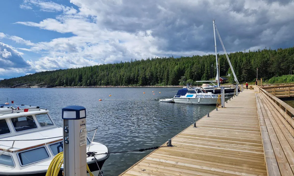 Trysunda: {"base": "en", "no": "Fort\u00f8yning med hekkb\u00f8yer p\u00e5 pontong.<br>Vann og str\u00f8m er tilgjengelig, men vannkranene er ikke designet for \u00e5 lette fylling av en stor tank.", "se": "F\u00f6rt\u00f6jning med akterbojar vid ponton. <br> Vatten och elektricitet finns tillg\u00e4ngligt men vattenkranen \u00e4r inte utformad f\u00f6r att underl\u00e4tta fyllning av en stor tank.", "en": "Mooring with stern buoys on pontoon.\r\nWater and electricity is available but water taps are not designed to ease filling a big tank.", "da": "Fort\u00f8jning med h\u00e6kst\u00f8tter p\u00e5 ponton. Vand og elektricitet er tilg\u00e6ngelig, men vandhanerne er ikke designet til at lette p\u00e5fyldning af en stor tank.", "fr": "Amarrage avec des bou\u00e9es de poupe sur le ponton. <br> L'eau et l'\u00e9lectricit\u00e9 sont disponibles mais les robinets ne sont pas con\u00e7us pour faciliter le remplissage d'un grand r\u00e9servoir.", "de": "Heckbojenanlegepl\u00e4tze am Ponton. Wasser und Strom sind verf\u00fcgbar, aber die Wasserh\u00e4hne sind nicht daf\u00fcr ausgelegt, einen gro\u00dfen Tank leicht zu f\u00fcllen.", "es": "Amarre con boyas de popa en el pont\u00f3n.<br>Agua y electricidad est\u00e1n disponibles, pero las tomas de agua no est\u00e1n dise\u00f1adas para facilitar el llenado de un tanque grande.", "it": "Ormeggio con boe di poppa sul pontile.<br>Acqua ed elettricit\u00e0 disponibili, ma i rubinetti dell'acqua non sono progettati per facilitare il riempimento di un grande serbatoio.", "pt": "Amarra\u00e7\u00e3o com pelos de popa no pont\u00e3o. <br> \u00c1gua e eletricidade est\u00e3o dispon\u00edveis, mas as torneiras de \u00e1gua n\u00e3o s\u00e3o projetadas para facilitar o enchimento de um grande tanque.", "nl": "Aanmeren met hekboeien aan ponton. Water en elektriciteit zijn beschikbaar, maar waterkranen zijn niet ontworpen om het vullen van een grote tank te vergemakkelijken.", "pl": "Cumowanie ruf\u0105 do boi na pomo\u015bcie. Woda i pr\u0105d s\u0105 dost\u0119pne, ale krany nie s\u0105 przystosowane do nape\u0142niania du\u017cego zbiornika.", "uk": "\u0428\u0432\u0430\u0440\u0442\u0443\u0432\u0430\u043d\u043d\u044f \u0437 \u043a\u043e\u0440\u043c\u043e\u0432\u0438\u043c\u0438 \u0431\u0443\u044f\u043c\u0438 \u043d\u0430 \u043f\u043e\u043d\u0442\u043e\u043d\u0456. \u0412\u043e\u0434\u0430 \u0442\u0430 \u0435\u043b\u0435\u043a\u0442\u0440\u0438\u043a\u0430 \u0434\u043e\u0441\u0442\u0443\u043f\u043d\u0456, \u0430\u043b\u0435 \u0432\u043e\u0434\u044f\u043d\u0456 \u043a\u0440\u0430\u043d\u0438 \u043d\u0435 \u043f\u0440\u0438\u0437\u043d\u0430\u0447\u0435\u043d\u0456 \u0434\u043b\u044f \u043d\u0430\u043f\u043e\u0432\u043d\u0435\u043d\u043d\u044f \u0432\u0435\u043b\u0438\u043a\u0438\u0445 \u0431\u0430\u043a\u0456\u0432.", "ro": "Ancorare cu balize de pupa pe ponton. Apa \u0219i electricitatea sunt disponibile, dar robinetele de ap\u0103 nu sunt concepute pentru a facilita umplerea unui rezervor mare.", "tr": "Pontona k\u0131\u00e7tan aborda ba\u011flama i\u00e7in \u015famand\u0131raya sahiptir. Su ve elektrik mevcut, ancak su musluklar\u0131 b\u00fcy\u00fck bir tank\u0131 doldurmay\u0131 kolayla\u015ft\u0131racak \u015fekilde tasarlanmam\u0131\u015ft\u0131r.", "el": "\u03a0\u03c1\u03c5\u03bc\u03bd\u03bf\u03b4\u03ad\u03c4\u03b7\u03c3\u03b7 \u03bc\u03b5 \u03c0\u03bb\u03c9\u03c4\u03ae\u03c1\u03b5\u03c2 \u03c3\u03c4\u03b7\u03bd \u03c0\u03bb\u03c9\u03c4\u03ae \u03b5\u03be\u03ad\u03b4\u03c1\u03b1.<br>\u039d\u03b5\u03c1\u03cc \u03ba\u03b1\u03b9 \u03b7\u03bb\u03b5\u03ba\u03c4\u03c1\u03b9\u03ba\u03cc \u03c1\u03b5\u03cd\u03bc\u03b1 \u03b5\u03af\u03bd\u03b1\u03b9 \u03b4\u03b9\u03b1\u03b8\u03ad\u03c3\u03b9\u03bc\u03b1 \u03b1\u03bb\u03bb\u03ac \u03bf\u03b9 \u03b2\u03c1\u03cd\u03c3\u03b5\u03c2 \u03bd\u03b5\u03c1\u03bf\u03cd \u03b4\u03b5\u03bd \u03b5\u03af\u03bd\u03b1\u03b9 \u03c3\u03c7\u03b5\u03b4\u03b9\u03b1\u03c3\u03bc\u03ad\u03bd\u03b5\u03c2 \u03b3\u03b9\u03b1 \u03b5\u03cd\u03ba\u03bf\u03bb\u03bf \u03b3\u03ad\u03bc\u03b9\u03c3\u03bc\u03b1 \u03bc\u03b5\u03b3\u03ac\u03bb\u03c9\u03bd \u03b4\u03b5\u03be\u03b1\u03bc\u03b5\u03bd\u03ce\u03bd.", "cs": "Vyvazov\u00e1n\u00ed se z\u00e1\u010fov\u00fdmi b\u00f3jemi k pontonu. Voda a elekt\u0159ina jsou k dispozici, ale vodovodn\u00ed kohoutky nejsou navr\u017eeny pro snadn\u00e9 napou\u0161t\u011bn\u00ed velk\u00fdch n\u00e1dr\u017e\u00ed.", "hu": "Kik\u00f6t\u00e9s farb\u00f3j\u00e1kkal a pontonon. V\u00edz \u00e9s elektromoss\u00e1g rendelkez\u00e9sre \u00e1ll, de a v\u00edzcsapok nincsenek nagy tart\u00e1ly megt\u00f6lt\u00e9s\u00e9re tervezve.", "fi": "Kiinnittyminen per\u00e4poijuihin ponttonilla. Vesi ja s\u00e4hk\u00f6 ovat saatavilla, mutta vesihanat eiv\u00e4t ole suunniteltu suurten s\u00e4ili\u00f6iden t\u00e4ytt\u00e4miseen.", "bg": "\u0428\u0432\u0430\u0440\u0442\u043e\u0432\u0430\u043d\u0435 \u0441 \u043a\u044a\u0440\u043c\u043e\u0432\u0438 \u0431\u0443\u0439\u043e\u0432\u0435 \u043d\u0430 \u043f\u043e\u043d\u0442\u043e\u043d.<br> \u0412\u043e\u0434\u0430 \u0438 \u0435\u043b\u0435\u043a\u0442\u0440\u0438\u0447\u0435\u0441\u0442\u0432\u043e \u0441\u0430 \u043d\u0430\u043b\u0438\u0447\u043d\u0438, \u043d\u043e \u0432\u043e\u0434\u043d\u0438\u0442\u0435 \u043a\u0440\u0430\u043d\u0438 \u043d\u0435 \u0441\u0430 \u043f\u0440\u043e\u0435\u043a\u0442\u0438\u0440\u0430\u043d\u0438 \u0437\u0430 \u043b\u0435\u0441\u043d\u043e \u043f\u044a\u043b\u043d\u0435\u043d\u0435 \u043d\u0430 \u0433\u043e\u043b\u044f\u043c \u0440\u0435\u0437\u0435\u0440\u0432\u043e\u0430\u0440.", "sr": "Veza sa krmenim bovama na pontonu. Voda i struja su dostupni, ali \u010desme nisu dizajnirane za lako punjenje velikih rezervoara.", "et": "Veetiiriga poid kaikoha taga.<br>Vesi ja elekter on k\u00e4ttesaadavad, kuid veekraanid ei ole m\u00f5eldud suurte paakide t\u00e4itmise lihtsustamiseks.", "lv": "Pie pietauvo\u0161an\u0101s no aizmugures pie pontona ar boju pal\u012bdz\u012bbu. Pieejams \u016bdens un elektr\u012bba, bet \u016bdens kr\u0101ni nav paredz\u0113ti lielu tvert\u0146u piepild\u012b\u0161anai.", "lt": "\u0160vartavimasis prie pontono naudojant galinius pl\u016bdurus. Vanduo ir elektra yra prieinami, ta\u010diau vandens \u010diaupai n\u0117ra pritaikyti lengvam dideli\u0173 talpos u\u017epildymui."}
