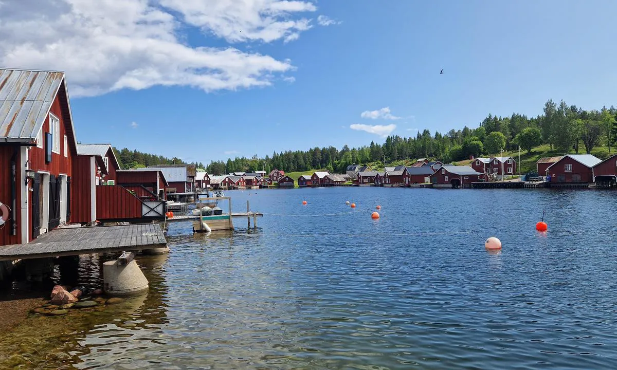Trysunda: {"base": "en", "no": "Herlig fiskerlandsby", "se": "H\u00e4rlig fiskeby", "en": "Lovely fisher village", "da": "Dejlig fiskerlandsby", "fr": "Charmant village de p\u00eacheurs", "de": "Wundersch\u00f6nes Fischerdorf", "es": "Encantador pueblo pesquero", "it": "Incantevole villaggio di pescatori", "pt": "Ador\u00e1vel vila de pescadores", "nl": "Lief vissersdorp", "pl": "Urocza wioska rybacka", "uk": "\u041c\u0430\u043b\u044c\u043e\u0432\u043d\u0438\u0447\u0435 \u0440\u0438\u0431\u0430\u043b\u044c\u0441\u044c\u043a\u0435 \u0441\u0435\u043b\u0438\u0449\u0435", "ro": "Sat pesc\u0103resc \u00eenc\u00e2nt\u0103tor", "tr": "Sevimli bal\u0131k\u00e7\u0131 k\u00f6y\u00fc", "el": "\u03a5\u03c0\u03ad\u03c1\u03bf\u03c7\u03bf \u03c8\u03b1\u03c1\u03bf\u03c7\u03ce\u03c1\u03b9", "cs": "Kr\u00e1sn\u00e1 ryb\u00e1\u0159sk\u00e1 vesnice", "hu": "B\u00e1jos hal\u00e1szfalucska", "fi": "Ihana kalastajakyl\u00e4", "bg": "\u041f\u0440\u0435\u043a\u0440\u0430\u0441\u043d\u043e \u0440\u0438\u0431\u0430\u0440\u0441\u043a\u043e \u0441\u0435\u043b\u0438\u0449\u0435", "sr": "Divno ribarsko selo", "et": "V\u00f5luv kalurik\u00fcla", "lv": "Burv\u012bgs zvejnieku ciems", "lt": "\u017davingas \u017evej\u0173 kaimelis"}