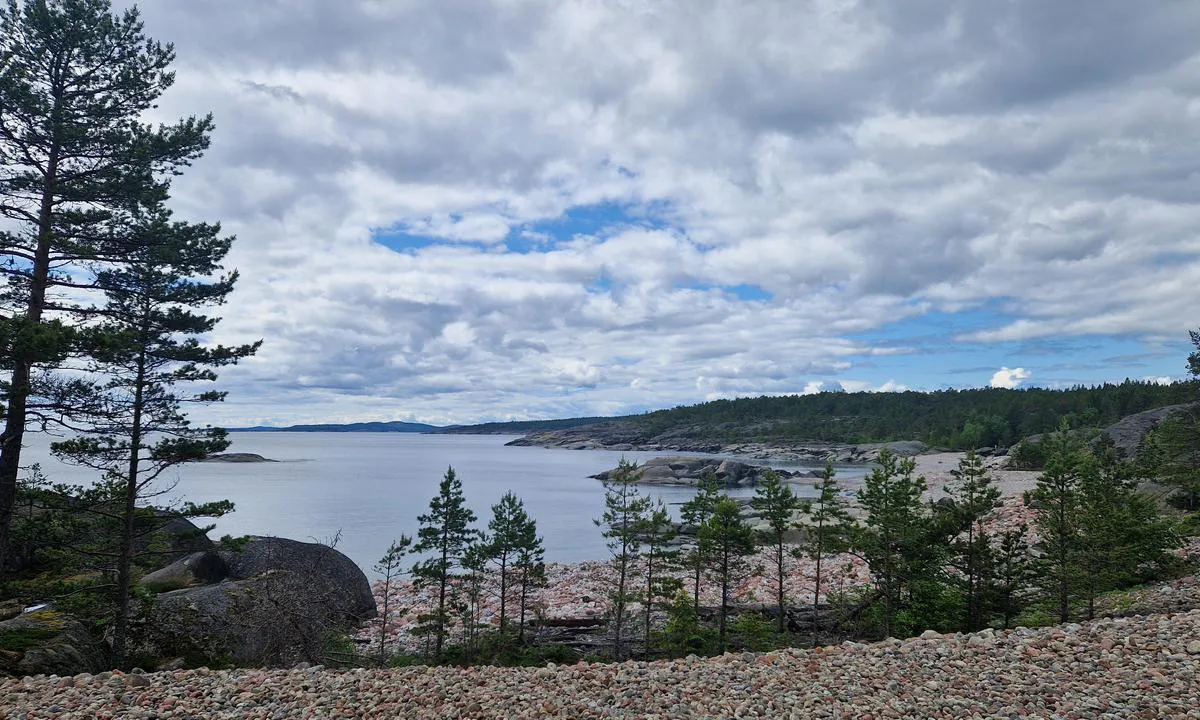Trysunda: {"base": "en", "no": "Den n\u00e6rmeste stranden fra marinaen er nydelig, men med sm\u00e5stein.", "se": "Den n\u00e4rmaste stranden fr\u00e5n marinan \u00e4r underbar men stenig.", "en": "The nearest beach from the marina is lovely but with pebble.", "da": "Den n\u00e6rmeste strand fra marinaen er dejlig, men med sten.", "fr": "La plage la plus proche de la marina est charmante mais avec des galets.", "de": "Der n\u00e4chstgelegene Strand vom Yachthafen ist wundersch\u00f6n, aber kiesig.", "es": "La playa m\u00e1s cercana desde la marina es encantadora pero con guijarros.", "it": "La spiaggia pi\u00f9 vicina al marina \u00e8 bellissima ma con ciottoli.", "pt": "A praia mais pr\u00f3xima da marina \u00e9 encantadora, mas tem seixos.", "nl": "Het dichtstbijzijnde strand vanaf de jachthaven is mooi maar met kiezelstenen.", "pl": "Najbli\u017csza pla\u017ca od mariny jest urocza, ale kamienista.", "uk": "\u041d\u0430\u0439\u0431\u043b\u0438\u0436\u0447\u0438\u0439 \u043f\u043b\u044f\u0436 \u0432\u0456\u0434 \u043c\u0430\u0440\u0438\u043d\u0438 \u0447\u0443\u0434\u043e\u0432\u0438\u0439, \u0430\u043b\u0435 \u0437 \u0433\u0430\u043b\u044c\u043a\u043e\u044e.", "ro": "Cea mai apropiat\u0103 plaj\u0103 de la marin\u0103 este fermec\u0103toare, dar cu pietri\u0219.", "tr": "Marinadan en yak\u0131n plaj harika ama \u00e7ak\u0131ll\u0131.", "el": "\u0397 \u03c0\u03bb\u03b7\u03c3\u03b9\u03ad\u03c3\u03c4\u03b5\u03c1\u03b7 \u03c0\u03b1\u03c1\u03b1\u03bb\u03af\u03b1 \u03b1\u03c0\u03cc \u03c4\u03b7 \u03bc\u03b1\u03c1\u03af\u03bd\u03b1 \u03b5\u03af\u03bd\u03b1\u03b9 \u03cc\u03bc\u03bf\u03c1\u03c6\u03b7 \u03b1\u03bb\u03bb\u03ac \u03bc\u03b5 \u03b2\u03cc\u03c4\u03c3\u03b1\u03bb\u03b1.", "cs": "Nejbli\u017e\u0161\u00ed pl\u00e1\u017e od p\u0159\u00edstavu je kr\u00e1sn\u00e1, ale s obl\u00e1zky.", "hu": "A legk\u00f6zelebbi strand a kik\u00f6t\u0151t\u0151l gy\u00f6ny\u00f6r\u0171, de kavicsos.", "fi": "L\u00e4hin ranta satamasta on ihana mutta kivinen.", "bg": "\u041d\u0430\u0439-\u0431\u043b\u0438\u0437\u043a\u0438\u044f\u0442 \u043f\u043b\u0430\u0436 \u0434\u043e \u043c\u0430\u0440\u0438\u043d\u0430\u0442\u0430 \u0435 \u043f\u0440\u0435\u043a\u0440\u0430\u0441\u0435\u043d, \u043d\u043e \u0441 \u043a\u0430\u043c\u044a\u043d\u0438.", "sr": "Najbli\u017ea pla\u017ea od marine je prelepa, ali sa \u0161ljunkom.", "et": "K\u00f5ige l\u00e4hem rand jahisadamast on kaunis, kuid kiviklibune.", "lv": "Tuv\u0101k\u0101 pludmale no jahtu ostas ir burv\u012bga, bet ar o\u013ciem.", "lt": "Artimiausias papl\u016bdimys nuo prieplaukos yra gra\u017eus, bet akmenuotas."}