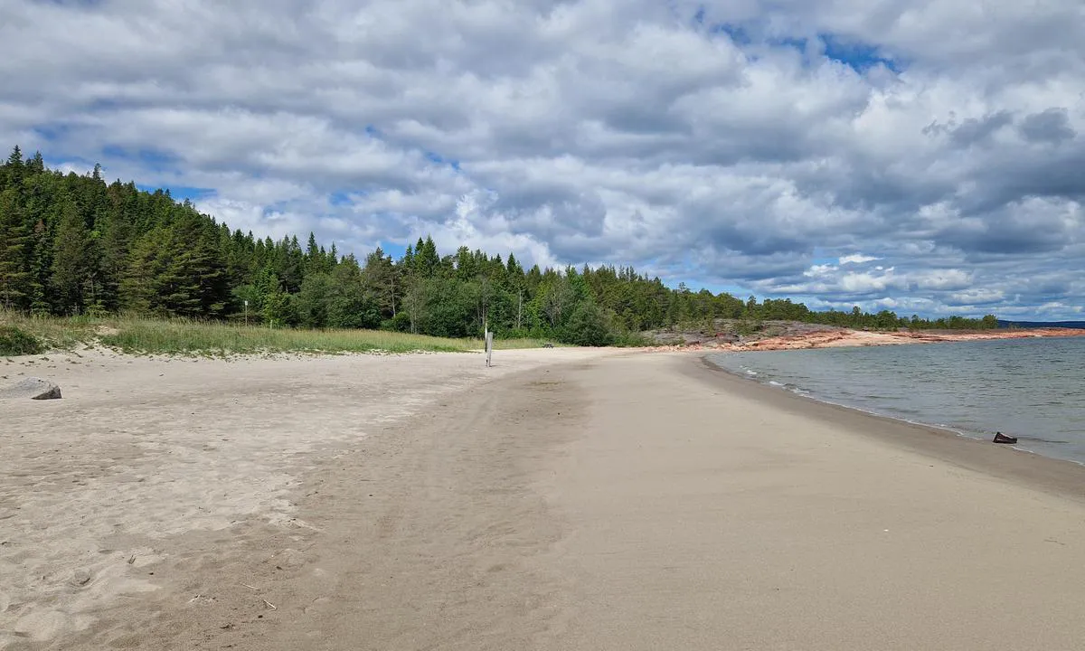 Trysunda: {"base": "en", "no": "P\u00e5 nord\u00f8stsiden av \u00f8ya finner du en strand med veldig fin sand og grillplasser (~1km fra marinaen).", "se": "P\u00e5 nordostsidan av \u00f6n hittar du en strand med mycket fin sand och grillplatser (~1 km fr\u00e5n marinan).", "en": "On the North east of the island, you will find a beach of very fine sand with barbecue spots (~1km from the marina).", "da": "P\u00e5 den nord\u00f8stlige del af \u00f8en finder du en strand med meget fint sand og grillpladser (~1 km fra marinaen).", "fr": "\u00c0 l'est-nord-est de l'\u00eele, vous trouverez une plage de sable tr\u00e8s fin avec des emplacements pour barbecue (~1 km de la marina).", "de": "Im Nordosten der Insel finden Sie einen Strand mit sehr feinem Sand und Grillpl\u00e4tzen (~1km vom Yachthafen entfernt).", "es": "En el noreste de la isla, encontrar\u00e1s una playa de arena muy fina con espacios para barbacoas (~1km desde la marina).", "it": "A nord-est dell'isola, troverete una spiaggia di sabbia finissima con aree per barbecue (~1km dal porto turistico).", "pt": "No nordeste da ilha, voc\u00ea encontrar\u00e1 uma praia de areia muito fina com \u00e1reas para churrasco (~1km da marina).", "nl": "In het noordoosten van het eiland vindt u een strand met zeer fijn zand en barbecueplekken (~1 km van de jachthaven).", "pl": "Na p\u00f3\u0142nocnym wschodzie wyspy znajdziesz pla\u017c\u0119 z bardzo drobnym piaskiem z miejscami do grillowania (~1km od mariny).", "uk": "\u041d\u0430 \u043f\u0456\u0432\u043d\u0456\u0447\u043d\u043e-\u0441\u0445\u0456\u0434\u043d\u0456\u0439 \u0447\u0430\u0441\u0442\u0438\u043d\u0456 \u043e\u0441\u0442\u0440\u043e\u0432\u0430 \u0432\u0438 \u0437\u043d\u0430\u0439\u0434\u0435\u0442\u0435 \u043f\u043b\u044f\u0436 \u0437 \u0434\u0443\u0436\u0435 \u0434\u0440\u0456\u0431\u043d\u0438\u043c \u043f\u0456\u0441\u043a\u043e\u043c \u0442\u0430 \u043c\u0456\u0441\u0446\u044f\u043c\u0438 \u0434\u043b\u044f \u0431\u0430\u0440\u0431\u0435\u043a\u044e (~1 \u043a\u043c \u0432\u0456\u0434 \u043c\u0430\u0440\u0438\u043d\u0438).", "ro": "La nord-estul insulei, ve\u021bi g\u0103si o plaj\u0103 cu nisip foarte fin \u0219i locuri pentru gr\u0103tare (~1km de la marin\u0103).", "tr": "Adan\u0131n kuzeydo\u011fusunda, barbek\u00fc alanlar\u0131 olan \u00e7ok ince kumlu bir plaj bulacaks\u0131n\u0131z (~1km marinadan uzakl\u0131kta).", "el": "\u03a3\u03c4\u03b7\u03bd \u03b2\u03bf\u03c1\u03b5\u03b9\u03bf\u03b1\u03bd\u03b1\u03c4\u03bf\u03bb\u03b9\u03ba\u03ae \u03c0\u03bb\u03b5\u03c5\u03c1\u03ac \u03c4\u03bf\u03c5 \u03bd\u03b7\u03c3\u03b9\u03bf\u03cd, \u03b8\u03b1 \u03b2\u03c1\u03b5\u03af\u03c4\u03b5 \u03bc\u03b9\u03b1 \u03c0\u03b1\u03c1\u03b1\u03bb\u03af\u03b1 \u03bc\u03b5 \u03c0\u03bf\u03bb\u03cd \u03c8\u03b9\u03bb\u03ae \u03ac\u03bc\u03bc\u03bf \u03ba\u03b1\u03b9 \u03c3\u03b7\u03bc\u03b5\u03af\u03b1 \u03b3\u03b9\u03b1 \u03bc\u03c0\u03ac\u03c1\u03bc\u03c0\u03b5\u03ba\u03b9\u03bf\u03c5 (~1 \u03c7\u03bb\u03bc \u03b1\u03c0\u03cc \u03c4\u03b7 \u03bc\u03b1\u03c1\u03af\u03bd\u03b1).", "cs": "Na severov\u00fdchod\u011b ostrova najdete pl\u00e1\u017e s velmi jemn\u00fdm p\u00edskem a m\u00edsty na barbecue (~1 km od p\u0159\u00edstavu).", "hu": "A sziget \u00e9szakkeleti r\u00e9sz\u00e9n tal\u00e1lhat\u00f3 egy nagyon finom homokos strand, ahol barbecue helyek vannak (~1 km-re a kik\u00f6t\u0151t\u0151l).", "fi": "Saarella koilliseen l\u00f6yd\u00e4t eritt\u00e4in hienon hiekkarannan, jossa on grillauspaikkoja (n. 1 km satamasta).", "bg": "\u041d\u0430 \u0441\u0435\u0432\u0435\u0440\u043e\u0438\u0437\u0442\u043e\u043a \u043e\u0442 \u043e\u0441\u0442\u0440\u043e\u0432\u0430, \u0449\u0435 \u043d\u0430\u043c\u0435\u0440\u0438\u0442\u0435 \u043f\u043b\u0430\u0436 \u0441 \u043c\u043d\u043e\u0433\u043e \u0444\u0438\u043d \u043f\u044f\u0441\u044a\u043a \u0441 \u043c\u0435\u0441\u0442\u0430 \u0437\u0430 \u0431\u0430\u0440\u0431\u0435\u043a\u044e (~1 \u043a\u043c \u043e\u0442 \u043c\u0430\u0440\u0438\u043d\u0430\u0442\u0430).", "sr": "Na severoistoku ostrva prona\u0107i \u0107ete pla\u017eu sa vrlo finim peskom i mestima za ro\u0161tilj (~1 km od marine).", "et": "Saare kirdeosas leiate v\u00e4ga peene liivaga ranna koos grillikohtadega (~1 km kaugusel jahisadamast).", "lv": "Uz zieme\u013caustrumiem no salas j\u016bs atrad\u012bsiet pludmali ar \u013coti smalk\u0101m smilt\u012bm un grila viet\u0101m (~1km no jahtu ostas).", "lt": "\u0160iaur\u0117s rytuose nuo salos rasite labai smulkaus sm\u0117lio papl\u016bdim\u012f su kepsni\u0173 vietomis (~1 km nuo prieplaukos)."}