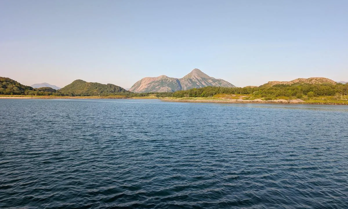 Tukthuset ankringsplass: {"base": "en", "no": "Utsikt mot nord\u00f8st.", "se": "Utsikt mot nordost.", "en": "View to north east.", "da": "Udsigt mod nord\u00f8st.", "fr": "Vue vers le nord-est.", "de": "Blick nach Nordost.", "es": "Vista hacia el noreste.", "it": "Vista verso nord est.", "pt": "Vista para nordeste.", "nl": "Uitzicht naar het noordoosten.", "pl": "Widok na p\u00f3\u0142nocny wsch\u00f3d.", "uk": "\u0412\u0438\u0434 \u043d\u0430 \u043f\u0456\u0432\u043d\u0456\u0447\u043d\u0438\u0439 \u0441\u0445\u0456\u0434.", "ro": "Vedere spre nord-est.", "tr": "Kuzeydo\u011fuya bak\u0131\u015f.", "el": "\u0398\u03ad\u03b1 \u03c0\u03c1\u03bf\u03c2 \u03c4\u03b1 \u03b2\u03bf\u03c1\u03b5\u03b9\u03bf\u03b1\u03bd\u03b1\u03c4\u03bf\u03bb\u03b9\u03ba\u03ac.", "cs": "Pohled na severov\u00fdchod.", "hu": "Kil\u00e1t\u00e1s \u00e9szakkelet fel\u00e9.", "fi": "N\u00e4kym\u00e4 koilliseen.", "bg": "\u0418\u0437\u0433\u043b\u0435\u0434 \u043a\u044a\u043c \u0441\u0435\u0432\u0435\u0440\u043e\u0438\u0437\u0442\u043e\u043a.", "sr": "Pogled ka severoistoku.", "et": "Vaade kirdesse.", "lv": "Skats uz zieme\u013caustrumiem.", "lt": "Vaizdas \u012f \u0161iaur\u0117s rytus."}