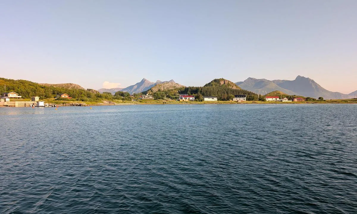 Tukthuset ankringsplass: {"base": "en", "no": "Utsikt mot s\u00f8r\u00f8st.", "se": "Utsikt mot sydost.", "en": "View to south east.", "da": "Udsigt mod syd\u00f8st.", "fr": "Vue vers le sud-est.", "de": "Blick nach S\u00fcdosten.", "es": "Vista hacia el sureste.", "it": "Vista a sud-est.", "pt": "Vista para sudeste.", "nl": "Uitzicht naar het zuidoosten.", "pl": "Widok na po\u0142udniowy wsch\u00f3d.", "uk": "\u0412\u0438\u0434 \u043d\u0430 \u043f\u0456\u0432\u0434\u0435\u043d\u043d\u0438\u0439 \u0441\u0445\u0456\u0434.", "ro": "Vedere spre sud-est.", "tr": "G\u00fcneydo\u011fuya bak\u0131\u015f.", "el": "\u0398\u03ad\u03b1 \u03c0\u03c1\u03bf\u03c2 \u03bd\u03bf\u03c4\u03b9\u03bf\u03b1\u03bd\u03b1\u03c4\u03bf\u03bb\u03b9\u03ba\u03ac.", "cs": "V\u00fdhled na jihov\u00fdchod.", "hu": "Kil\u00e1t\u00e1s d\u00e9lkelet fel\u00e9.", "fi": "N\u00e4kym\u00e4 kaakkoon.", "bg": "\u0418\u0437\u0433\u043b\u0435\u0434 \u043d\u0430 \u044e\u0433\u043e\u0438\u0437\u0442\u043e\u043a.", "sr": "Pogled ka jugoistoku.", "et": "Vaade kagusse.", "lv": "Skats uz dienvidaustrumiem.", "lt": "Vaizdas \u012f pietry\u010dius."}