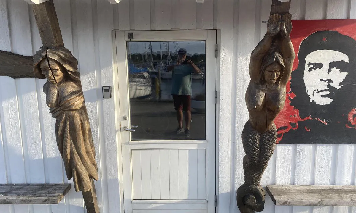 På Tunø finnes mye kunst og utstillinger. Bilde er tatt på ett skur ut mot fergekaien