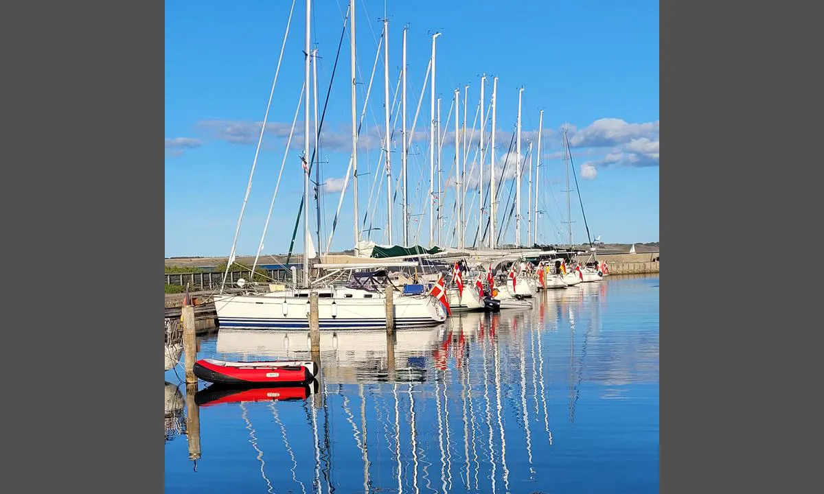 Tunø Havn: {"base": "de", "no": "Nordlig brygge", "se": "Norra bryggan", "en": "Northern jetty", "da": "Nordlige bro", "fr": "Jet\u00e9e nord", "de": "N\u00f6rdlicher Steg", "es": "Muelle Norte", "it": "Molo settentrionale", "pt": "Cais do Norte", "nl": "Noordelijke steiger", "pl": "P\u00f3\u0142nocny pomost", "uk": "\u041f\u0456\u0432\u043d\u0456\u0447\u043d\u0438\u0439 \u043f\u0456\u0440\u0441", "ro": "Pontonul nordic", "tr": "Kuzey \u0130skele", "el": "\u0392\u03cc\u03c1\u03b5\u03b9\u03bf\u03c2 \u03c0\u03c1\u03bf\u03b2\u03bb\u03ae\u03c4\u03b1\u03c2", "cs": "Severn\u00ed molo", "hu": "\u00c9szaki m\u00f3l\u00f3", "fi": "Pohjoinen laituri", "bg": "\u0421\u0435\u0432\u0435\u0440\u043d\u043e \u043a\u0435\u0439\u043e\u0432\u043e \u0441\u044a\u043e\u0440\u044a\u0436\u0435\u043d\u0438\u0435", "sr": "Severni gat", "et": "P\u00f5hjapoolne kai", "lv": "Zieme\u013cu piest\u0101tne", "lt": "\u0160iaurinis prieplauka"}