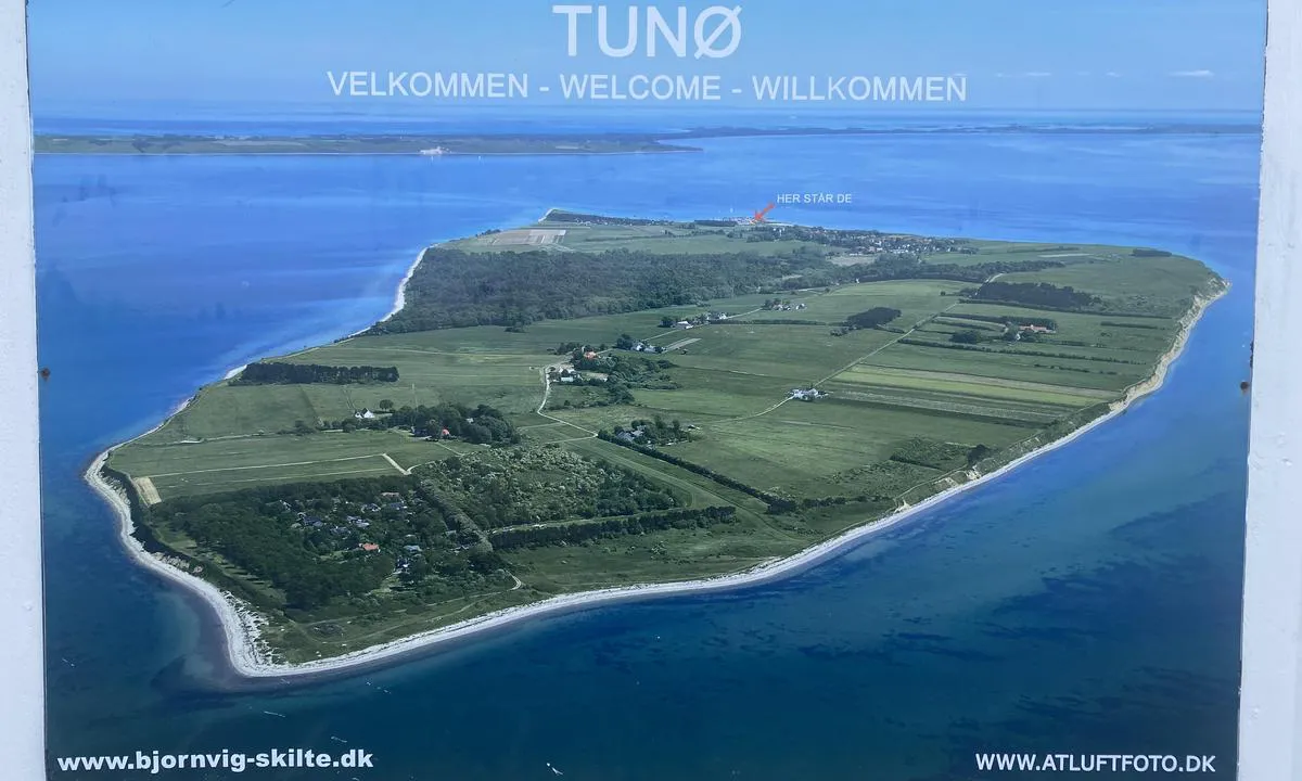 Detter er ett bilde av Tunø. Henger på bygningen ved fergekaien