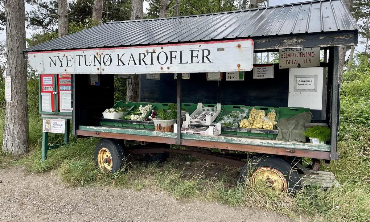 Tunø Havn: {"base": "no", "no": "Lokale gr\u00f8nnsaker selges ved havnen. Selvbetjening og betales med Vipps eller kontant", "se": "Lokala gr\u00f6nsaker s\u00e4ljs vid hamnen. Sj\u00e4lvbetj\u00e4ning och betalas med Swish eller kontant", "en": "Local vegetables are sold at the harbor. Self-service and payment via Vipps or cash", "da": "Lokale gr\u00f8ntsager s\u00e6lges ved havnen. Selvbetjening og betaling med MobilePay eller kontant", "fr": "Des l\u00e9gumes locaux sont vendus au port. Self-service et paiement par Vipps ou en esp\u00e8ces", "de": "Lokales Gem\u00fcse wird am Hafen verkauft. Selbstbedienung und Bezahlung mit Vipps oder bar.", "es": "Verduras locales se venden en el puerto. Autoservicio y se paga con Vipps o en efectivo.", "it": "Verdure locali in vendita presso il porto. Self-service e pagamento con Vipps o contanti", "pt": "Vegetais locais s\u00e3o vendidos no porto. Autosservi\u00e7o e pagamento com Vipps ou em dinheiro", "nl": "Lokale groenten worden verkocht bij de haven. Zelfbediening en betalen met Vipps of contant", "pl": "Lokalne warzywa sprzedawane s\u0105 w porcie. Samoobs\u0142uga i p\u0142atno\u015b\u0107 przez Vipps lub got\u00f3wk\u0105", "uk": "\u041c\u0456\u0441\u0446\u0435\u0432\u0456 \u043e\u0432\u043e\u0447\u0456 \u043f\u0440\u043e\u0434\u0430\u044e\u0442\u044c\u0441\u044f \u0432 \u0433\u0430\u0432\u0430\u043d\u0456. \u0421\u0430\u043c\u043e\u043e\u0431\u0441\u043b\u0443\u0433\u043e\u0432\u0443\u0432\u0430\u043d\u043d\u044f \u0456 \u043e\u043f\u043b\u0430\u0442\u0430 \u0447\u0435\u0440\u0435\u0437 Vipps \u0430\u0431\u043e \u0433\u043e\u0442\u0456\u0432\u043a\u043e\u044e", "ro": "Legume locale sunt v\u00e2ndute la port. Autoservire \u0219i se pl\u0103te\u0219te cu Vipps sau \u00een numerar", "tr": "Liman'da yerel sebzeler sat\u0131lmaktad\u0131r. Self-servis ve \u00f6deme Vipps veya nakit ile yap\u0131l\u0131r.", "el": "\u03a4\u03bf\u03c0\u03b9\u03ba\u03ac \u03bb\u03b1\u03c7\u03b1\u03bd\u03b9\u03ba\u03ac \u03c0\u03c9\u03bb\u03bf\u03cd\u03bd\u03c4\u03b1\u03b9 \u03c3\u03c4\u03bf \u03bb\u03b9\u03bc\u03ac\u03bd\u03b9. \u0391\u03c5\u03c4\u03bf\u03b5\u03be\u03c5\u03c0\u03b7\u03c1\u03ad\u03c4\u03b7\u03c3\u03b7 \u03ba\u03b1\u03b9 \u03c0\u03bb\u03b7\u03c1\u03c9\u03bc\u03ae \u03bc\u03b5 Vipps \u03ae \u03bc\u03b5\u03c4\u03c1\u03b7\u03c4\u03ac", "cs": "M\u00edstn\u00ed zelenina se prod\u00e1v\u00e1 v p\u0159\u00edstavu. Samoobsluha, platba p\u0159es Vipps nebo hotov\u011b", "hu": "Helyi z\u00f6lds\u00e9geket \u00e1rulnak a kik\u00f6t\u0151ben. \u00d6nk\u00e9ntes kiszolg\u00e1l\u00e1s \u00e9s fizet\u00e9s Vipps-szel vagy k\u00e9szp\u00e9nzzel", "fi": "Paikallisia vihanneksia myyd\u00e4\u00e4n satamassa. Itsepalvelu ja maksetaan Vippsill\u00e4 tai k\u00e4teisell\u00e4", "bg": "\u041c\u0435\u0441\u0442\u043d\u0438 \u0437\u0435\u043b\u0435\u043d\u0447\u0443\u0446\u0438 \u0441\u0435 \u043f\u0440\u043e\u0434\u0430\u0432\u0430\u0442 \u043d\u0430 \u043f\u0440\u0438\u0441\u0442\u0430\u043d\u0438\u0449\u0435\u0442\u043e. \u0421\u0430\u043c\u043e\u043e\u0431\u0441\u043b\u0443\u0436\u0432\u0430\u043d\u0435 \u0438 \u043f\u043b\u0430\u0449\u0430\u043d\u0435 \u0441 Vipps \u0438\u043b\u0438 \u0432 \u0431\u0440\u043e\u0439", "sr": "Lokalno povr\u0107e prodaje se na luci. Samoposlu\u017eivanje i pla\u0107anje putem Vipps-a ili gotovinom", "et": "Kohalikud k\u00f6\u00f6giviljad m\u00fc\u00fcakse sadamas. Iseteenindus ja tasumine Vippsi v\u00f5i sularahaga", "lv": "Viet\u0113jie d\u0101rze\u0146i tiek p\u0101rdoti ost\u0101. Pa\u0161apkalpo\u0161an\u0101s un apmaksa ar Vipps vai skaidr\u0101 naud\u0101", "lt": "Vietin\u0117s dar\u017eov\u0117s parduodamos prie prieplaukos. Savitarna ir mokama per Vipps arba grynaisiais"}
