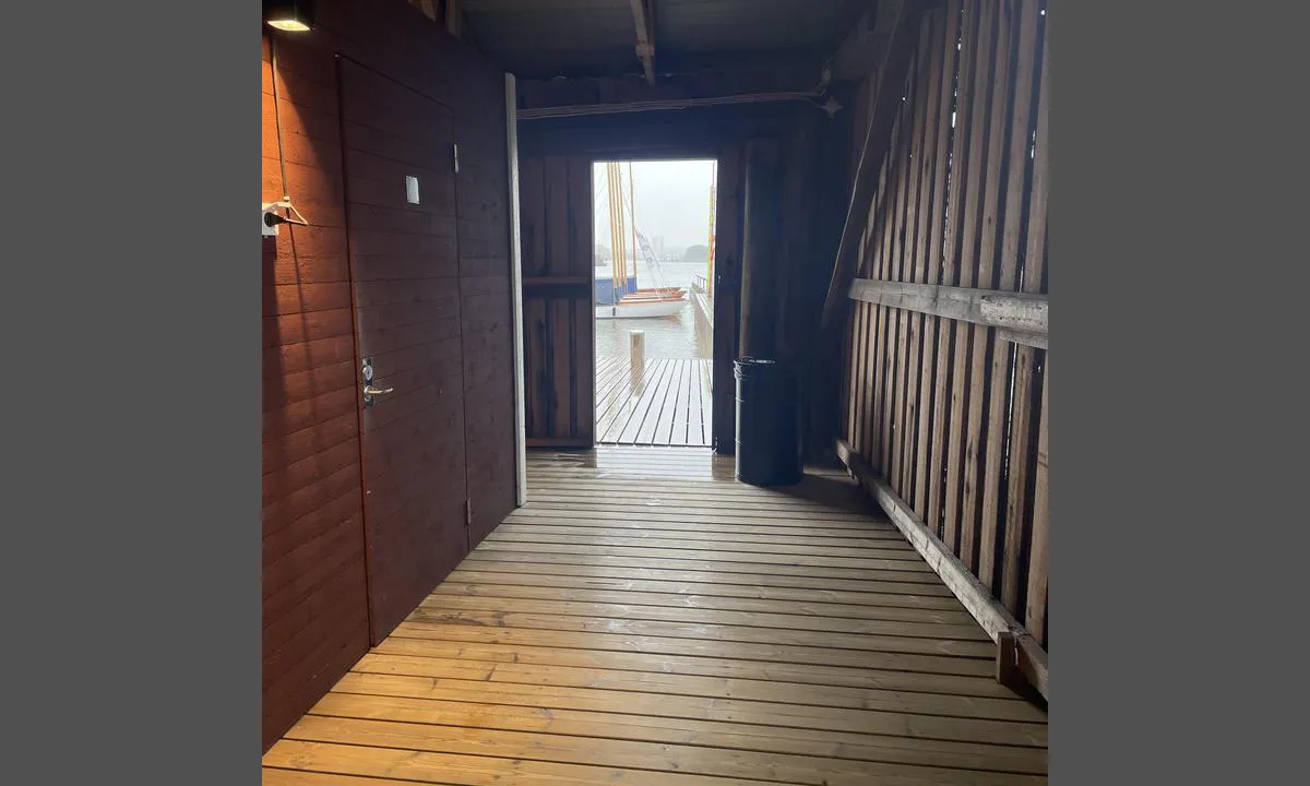 Turku Ruissalo: {"base": "en", "no": "Rent og stemningsfullt servicebygg.", "se": "Rena och atmosf\u00e4riska servicebyggnader.", "en": "Clean and atmospheric service building.", "da": "Rent og stemningsfuldt servicebygning.", "fr": "B\u00e2timent de service propre et atmosph\u00e9rique.", "de": "Sauberes und stimmungsvolles Servicegeb\u00e4ude.", "es": "Edificio de servicios limpio y atmosf\u00e9rico.", "it": "Edificio di servizio pulito e suggestivo.", "pt": "Edif\u00edcio de servi\u00e7os limpo e com \u00f3tima atmosfera.", "nl": "Schoon en sfeervol servicegebouw.", "pl": "Czysty i klimatyczny budynek us\u0142ugowy.", "uk": "\u0427\u0438\u0441\u0442\u0438\u0439 \u0456 \u0430\u0442\u043c\u043e\u0441\u0444\u0435\u0440\u043d\u0438\u0439 \u0441\u0435\u0440\u0432\u0456\u0441\u043d\u0438\u0439 \u0431\u0443\u0434\u0438\u043d\u043e\u043a.", "ro": "Cl\u0103dire de servicii curat\u0103 \u0219i atmosferic\u0103.", "tr": "Temiz ve atmosferik hizmet binas\u0131.", "el": "\u039a\u03b1\u03b8\u03b1\u03c1\u03cc \u03ba\u03b1\u03b9 \u03b1\u03c4\u03bc\u03bf\u03c3\u03c6\u03b1\u03b9\u03c1\u03b9\u03ba\u03cc \u03ba\u03c4\u03af\u03c1\u03b9\u03bf \u03c5\u03c0\u03b7\u03c1\u03b5\u03c3\u03b9\u03ce\u03bd.", "cs": "\u010cist\u00e1 a atmosf\u00e9rick\u00e1 slu\u017eebn\u00ed budova.", "hu": "Tiszta \u00e9s hangulatos szolg\u00e1ltat\u00f3 \u00e9p\u00fclet.", "fi": "Puhdas ja tunnelmallinen palvelurakennus.", "bg": "\u0427\u0438\u0441\u0442\u0430 \u0438 \u0430\u0442\u043c\u043e\u0441\u0444\u0435\u0440\u043d\u0430 \u0441\u0435\u0440\u0432\u0438\u0437\u043d\u0430 \u0441\u0433\u0440\u0430\u0434\u0430.", "sr": "\u010cista i atmosferska servisna zgrada.", "et": "Puhas ja atmosf\u00e4\u00e4riline teenindushoone.", "lv": "T\u012bra un atmosf\u0113riska pakalpojumu \u0113ka.", "lt": "\u0160varus ir jaukus paslaug\u0173 pastatas."}