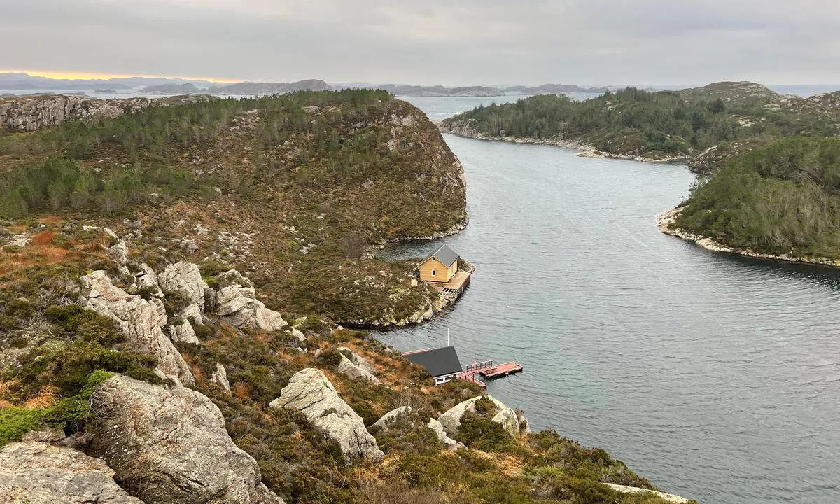 Innseiling fra sør. Innseiling fra nord er grunn og ikke egnet. Noe utsatt for dønninger i det man kommer ut sundet fra Turøy/Raunøy. Inne i bukten er det ikke drag fra sjøen.