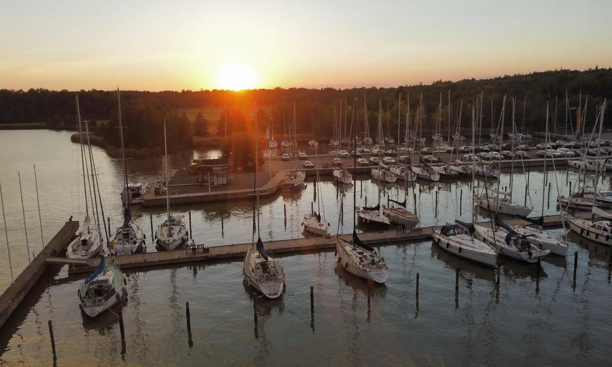 {"base": "fi", "no": "\u00c5bo Segels\u00e4llskap", "se": "\u00c5bo Segels\u00e4llskap", "en": "Turku Yacht Club", "da": "Turku Sejlklub", "fr": "Soci\u00e9t\u00e9 de navigation de Turku", "de": "Turkuer Segelverein", "es": "Club N\u00e1utico de Turku", "it": "Turun Pursiseura", "pt": "Associa\u00e7\u00e3o de Vela de Turku", "nl": "Turun Zeilvereniging", "pl": "Towarzystwo \u017beglarskie w Turku", "uk": "\u0422\u0443\u0440\u0443\u043d \u041f\u0443\u0440\u0441\u0456\u0441\u0435\u0443\u0440\u0430", "ro": "Clubul Nautic din Turku", "tr": "Turku Yat Kul\u00fcb\u00fc", "el": "\u0399\u03c3\u03c4\u03b9\u03bf\u03c0\u03bb\u03bf\u03ca\u03ba\u03cc\u03c2 \u038c\u03bc\u03b9\u03bb\u03bf\u03c2 \u03a4\u03bf\u03cd\u03c1\u03ba\u03bf\u03c5", "cs": "Turun Placht\u00e1\u0159sk\u00fd Klub", "hu": "Turku vitorl\u00e1sklub", "fi": "Turun Pursiseura", "bg": "\u0422\u0443\u0440\u0443\u043d \u041f\u0443\u0440\u0441\u0438\u0441\u0435\u0443\u0440\u0430", "sr": "\u0408\u0430\u0445\u0442-\u043a\u043b\u0443\u0431 \u0422\u0443\u0440\u043a\u0443", "et": "Turu Purjesport", "lv": "Turku Bur\u0101\u0161anas Klubs", "lt": "Turku jacht\u0173 klubas"}