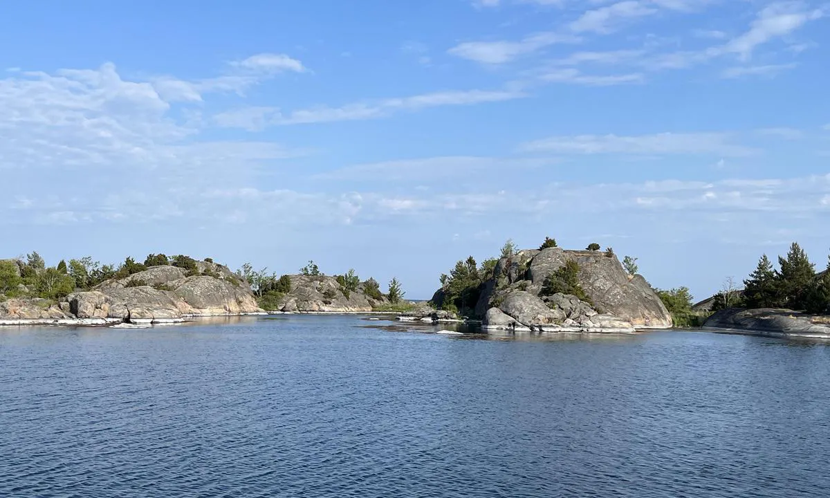 Tvärholmen - SXK S:t Anna bouy: {"base": "no", "no": "Sv\u00e6rt flott naturhavn noks\u00e5 langt ute i skj\u00e6rg\u00e5rden. Rolige vinder n\u00e5, men tror dette er en god havn for det fleste vindretninger med mindre det bl\u00e5ser mye. Ligger i b\u00f8ya, men tror det er mulig \u00e5 ligge med bauen inn noen steder.", "se": "Mycket fin naturhamn ganska l\u00e5ngt ute i sk\u00e4rg\u00e5rden. Lugna vindar nu, men tror att detta \u00e4r en bra hamn f\u00f6r de flesta vindriktningar om det inte bl\u00e5ser mycket. Ligger vid bojen, men tror att det \u00e4r m\u00f6jligt att ligga med f\u00f6ren in p\u00e5 vissa st\u00e4llen.", "en": "Very beautiful natural harbor quite far out in the archipelago. Calm winds now, but I think this is a good harbor for most wind directions unless it blows hard. Moored at a buoy, but I think it is possible to lie with the bow in at some places.", "da": "Meget flot naturhavn temmelig langt ude i sk\u00e6rg\u00e5rden. Rolige vinde nu, men tror dette er en god havn for de fleste vindretninger medmindre det bl\u00e6ser meget. Ligger ved b\u00f8jen, men tror det er muligt at ligge med st\u00e6vnen ind nogle steder."}
