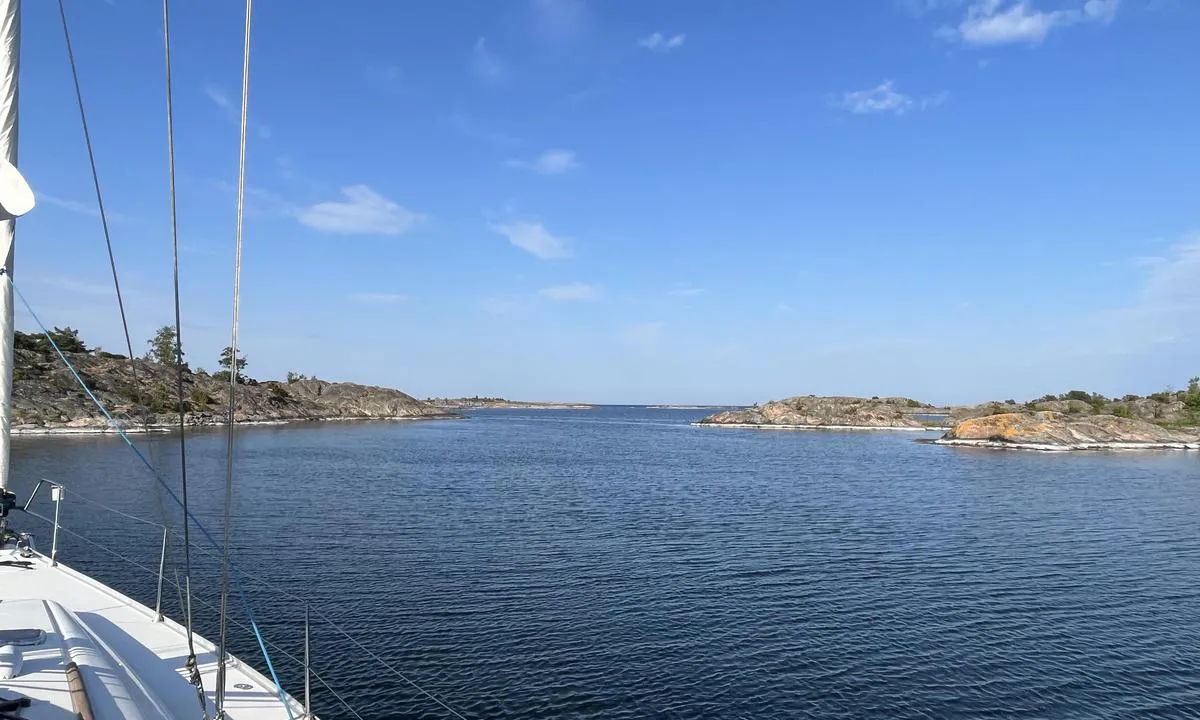 Tvärholmen - SXK S:t Anna bouy: Utsikt rett ut, kun små skjær på utsiden, men de demper sjøen godt.