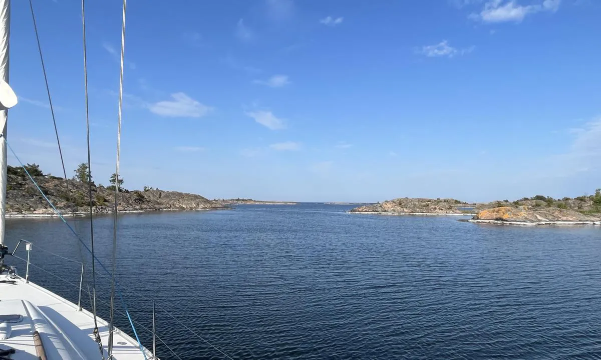 Tvärholmen - SXK S:t Anna bouy: {"base": "no", "no": "Utsikt rett ut, kun sm\u00e5 skj\u00e6r p\u00e5 utsiden, men de demper sj\u00f8en godt.", "se": "Utsikt rakt ut, bara sm\u00e5 sk\u00e4r p\u00e5 utsidan, men de d\u00e4mpar sj\u00f6n bra.", "en": "View straight out, only small reefs on the outside, but they dampen the sea well.", "da": "Udsigt lige ud, kun sm\u00e5 sk\u00e6r udenfor, men de d\u00e6mper s\u00f8en godt."}
