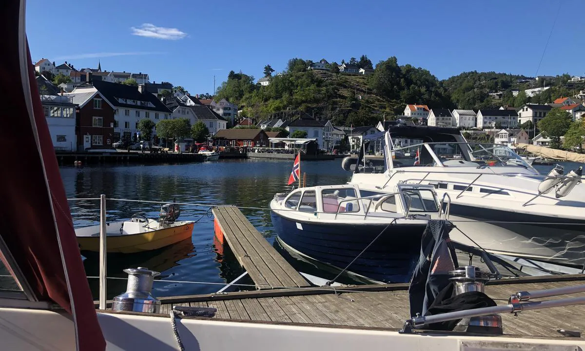 Tvedestrand Gjestehavn: En rolig lun havn