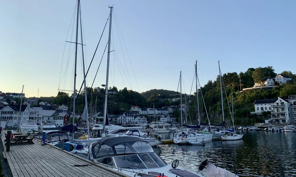 Tvedestrand Gjestehavn: {"base": "no", "no": "Midterste flytebrygge", "se": "Mellersta flytbryggan", "en": "Middle floating dock", "da": "Midterste flydebro"}