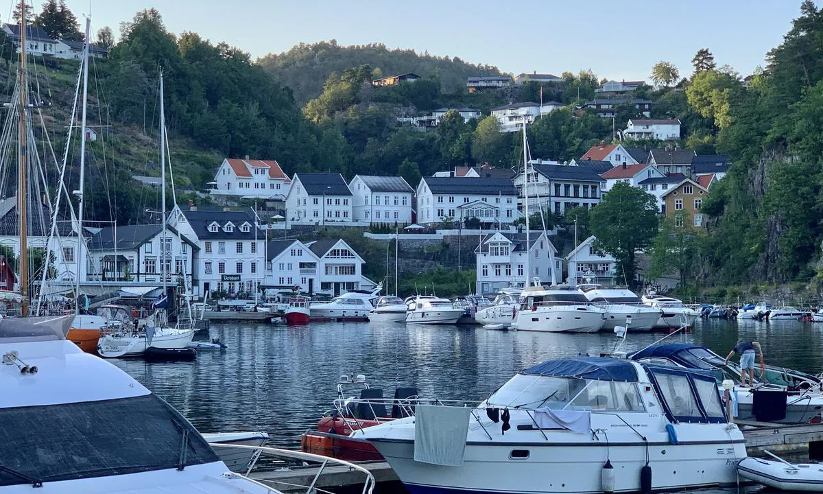 Tvedestrand Gjestehavn: {"base": "no", "no": "Indre del av gjestehavna i bakgrunnen. Nordre flytebrygge foran.", "se": "Inre delen av g\u00e4sthamnen i bakgrunden. Norra flytbryggan framf\u00f6r.", "en": "Inner part of the guest harbor in the background. Northern floating dock in the foreground.", "da": "Den indre del af g\u00e6stehavnen i baggrunden. Den nordlige flydebro foran."}