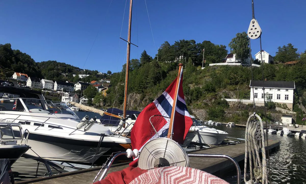 Tvedestrand Gjestehavn: {"base": "no", "no": "Langside p\u00e5 flytebrygge", "se": "L\u00e5ngsides vid flytbrygga", "en": "Alongside on floating dock", "da": "Langside ved flydebro"}