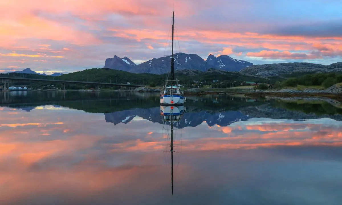 Tverlandet Båtforening: {"base": "no", "no": "Seilsj\u00f8yte p\u00e5 svai i havna, en midtsommer natt", "se": "Segelb\u00e5t p\u00e5 svaj i hamnen, en midsommarnatt", "en": "Sailing yacht at anchor in the harbor, a midsummer night", "da": "Sejljagt p\u00e5 svaj i havnen, en midsommernat"}