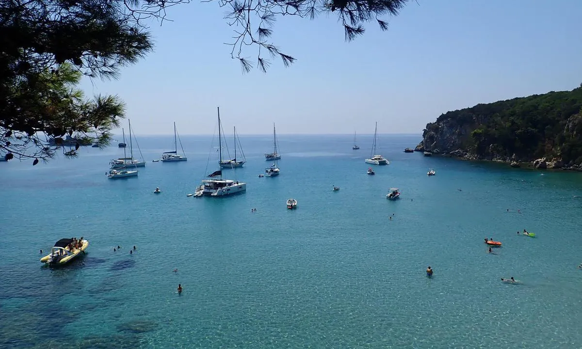 Two Rocks Bay: {"base": "no", "no": "Her m\u00e5 man ligge p\u00e5 svai. En vakker bukt med en flott og popul\u00e6r strand.", "se": "H\u00e4r m\u00e5ste man ligga p\u00e5 svaj. En vacker bukt med en fin och popul\u00e4r strand.", "en": "Here you must anchor. A beautiful bay with a splendid and popular beach.", "da": "Her skal man ligge for anker. En smuk bugt med en flot og popul\u00e6r strand."}