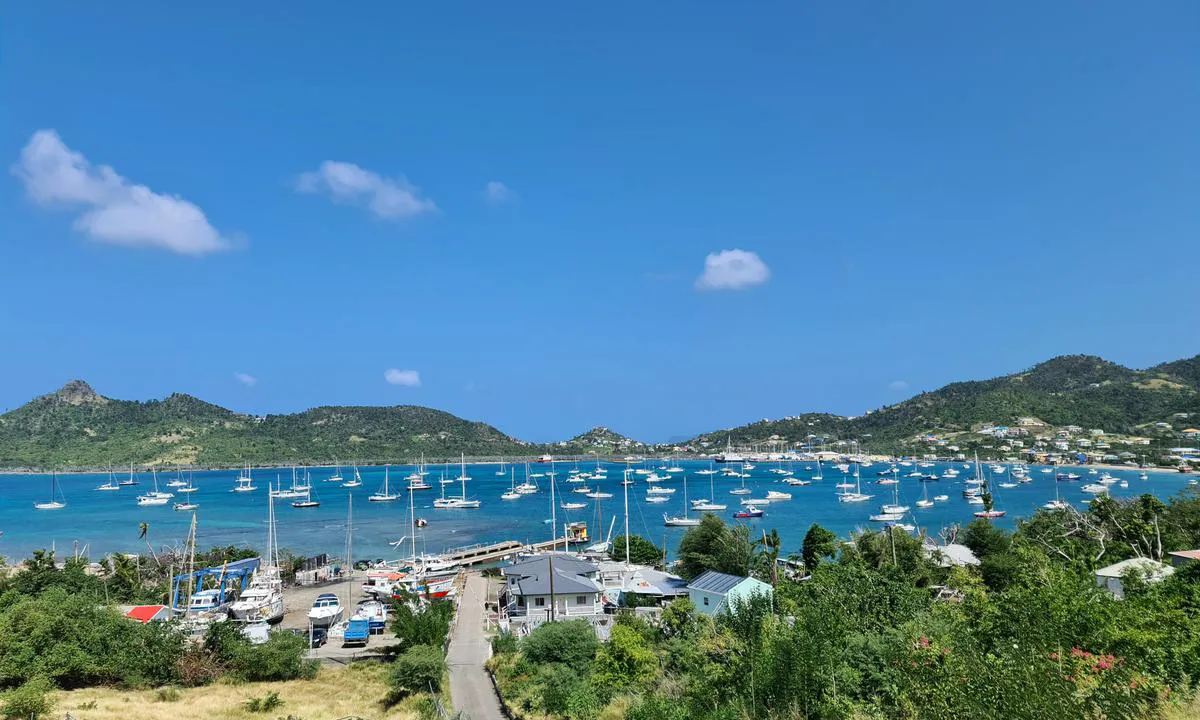 {"base": "en", "no": "Tyrrel Bay oversikt <br> farlig grunn p\u00e5 venstre side av Carriacou Marina ponton godt synlig p\u00e5 bildet", "se": "Tyrrel Bay \u00f6versikt<br>farligt grund till v\u00e4nster fr\u00e5n Carriacou Marina ponton v\u00e4l synlig p\u00e5 bilden", "en": "Tyrrel Bay overview\r\ndangerous shoal left hand from the Carriacou Marina ponton good visible in the pic", "da": "Tyrrel Bay oversigt<br>farlig sandbanke venstre h\u00e5nd fra Carriacou Marina ponton godt synlig p\u00e5 billedet", "fr": "Vue d'ensemble de la baie de Tyrrel <br> banc dangereux \u00e0 gauche du ponton de la marina de Carriacou bien visible sur la photo", "de": "\u00dcberblick \u00fcber die Tyrrel Bay gef\u00e4hrliche Untiefe links vom Carriacou Marina Ponton gut sichtbar im Bild", "es": "visi\u00f3n general de Tyrrel Bay <br> banco peligroso a la izquierda del pont\u00f3n de la marina de Carriacou, bien visible en la foto", "it": "panoramica di Tyrrel Bay pericolosa secca a sinistra dal pontile della Marina di Carriacou ben visibile nella foto", "pt": "vis\u00e3o geral da Ba\u00eda Tyrrel <br> banco de areia perigoso \u00e0 esquerda do pont\u00e3o da Marina Carriacou bem vis\u00edvel na imagem", "nl": "Overzicht van Tyrrel Bay<br>gevaarlijke zandbank aan de linkerhand van de Carriacou Marina ponton goed zichtbaar op de foto", "pl": "Przegl\u0105d zatoki Tyrrel<br>niebezpieczna mielizna po lewej stronie od pomostu Carriacou Marina dobrze widoczna na zdj\u0119ciu", "uk": "\u041e\u0433\u043b\u044f\u0434 \u0422\u0456\u0440\u0440\u0435\u043b-\u0411\u0435\u0439 <br> \u043d\u0435\u0431\u0435\u0437\u043f\u0435\u0447\u043d\u0430 \u043c\u0456\u043b\u0438\u043d\u0430 \u043b\u0456\u0432\u043e\u0440\u0443\u0447 \u0432\u0456\u0434 \u043f\u043e\u043d\u0442\u043e\u043d\u0443 \u041a\u0430\u0440\u0440\u0456\u0430\u043a\u0443-\u041c\u0430\u0440\u0438\u043d\u0430 \u0434\u043e\u0431\u0440\u0435 \u0432\u0438\u0434\u043d\u043e \u043d\u0430 \u0437\u043d\u0456\u043c\u043a\u0443", "ro": "prezentare general\u0103 a Golfului Tyrrel\nbanc periculos partea st\u00e2ng\u0103 de la pontonul Marina Carriacou bine vizibil \u00een imagine", "tr": "Tyrrel Koyu genel bak\u0131\u015f <br> Carriacou Marina iskelesinin sol taraf\u0131ndan tehlikeli s\u0131\u011fl\u0131k resimde iyi g\u00f6r\u00fcn\u00fcyor", "el": "\u0395\u03c0\u03b9\u03c3\u03ba\u03cc\u03c0\u03b7\u03c3\u03b7 \u03ba\u03cc\u03bb\u03c0\u03bf\u03c5 Tyrrel \u039c\u03b9\u03b1 \u03b5\u03c0\u03b9\u03ba\u03af\u03bd\u03b4\u03c5\u03bd\u03b7 \u03c1\u03b7\u03c7\u03cc\u03c4\u03b7\u03c4\u03b1 \u03b1\u03c1\u03b9\u03c3\u03c4\u03b5\u03c1\u03ac \u03b1\u03c0\u03cc \u03c4\u03b7\u03bd \u03c0\u03bb\u03c9\u03c4\u03ae \u03c0\u03c1\u03bf\u03b2\u03bb\u03ae\u03c4\u03b1 \u03c4\u03b7\u03c2 \u03bc\u03b1\u03c1\u03af\u03bd\u03b1\u03c2 Carriacou \u03b5\u03af\u03bd\u03b1\u03b9 \u03ba\u03b1\u03bb\u03ac \u03bf\u03c1\u03b1\u03c4\u03ae \u03c3\u03c4\u03b7 \u03c6\u03c9\u03c4\u03bf\u03b3\u03c1\u03b1\u03c6\u03af\u03b1", "cs": "P\u0159ehled z\u00e1livu Tyrrel<br> nebezpe\u010dn\u00fd m\u011bl\u010dina po lev\u00e9 stran\u011b od pontonu Carriacou Marina, dob\u0159e viditeln\u00e1 na obr\u00e1zku", "hu": "Tyrrel Bay \u00e1ttekint\u00e9s<br>vesz\u00e9lyes z\u00e1tony a Carriacou Marina m\u00f3l\u00f3t\u00f3l balra, j\u00f3l l\u00e1that\u00f3 a k\u00e9pen", "fi": "Tyrrel Bay yleiskatsaus<br>vaarallinen matalikko vasemmalla puolella Carriacou Marinasta pontton hyv\u00e4 n\u00e4kyviss\u00e4 kuvassa", "bg": "\u041e\u0431\u0449\u0430 \u0438\u043d\u0444\u043e\u0440\u043c\u0430\u0446\u0438\u044f \u0437\u0430 \u0437\u0430\u043b\u0438\u0432\u0430 \u0422\u0438\u0440\u0435\u043b: \u043e\u043f\u0430\u0441\u043d\u0430 \u043f\u043b\u0438\u0442\u0447\u0438\u043d\u0430 \u043e\u0442 \u043b\u044f\u0432\u0430\u0442\u0430 \u0441\u0442\u0440\u0430\u043d\u0430 \u043d\u0430 \u043f\u043e\u043d\u0442\u043e\u043d\u0438\u0442\u0435 \u043d\u0430 \u041c\u0430\u0440\u0438\u043d\u0430\u0442\u0430 \u041a\u0430\u0440\u0438\u0430\u043a\u0443, \u044f\u0441\u043d\u043e \u0432\u0438\u0434\u0438\u043c\u0430 \u043d\u0430 \u0441\u043d\u0438\u043c\u043a\u0430\u0442\u0430", "sr": "Pregled zaliva Tirrel<br>opasna pli\u0107ina s leve strane od pontona marine Carriacou, dobro vidljiva na slici", "et": "Tyrrel Bay \u00fclevaade<br>ohtlik madal veekogu vasakult poolt Carriacou Marina pontooni, pildil h\u00e4sti n\u00e4htav", "lv": "Tirrelas l\u012b\u010da apskats <br> b\u012bstama s\u0113k\u013ca kreisaj\u0101 pus\u0113 no Karjaku Marinas piest\u0101tnes labi redzama att\u0113l\u0101", "lt": "Tyrrel Bay ap\u017evalga\npavojingi sekli vandenys kair\u0117je rankoje nuo Carriacou marina pontono gerai matomi nuotraukoje"}