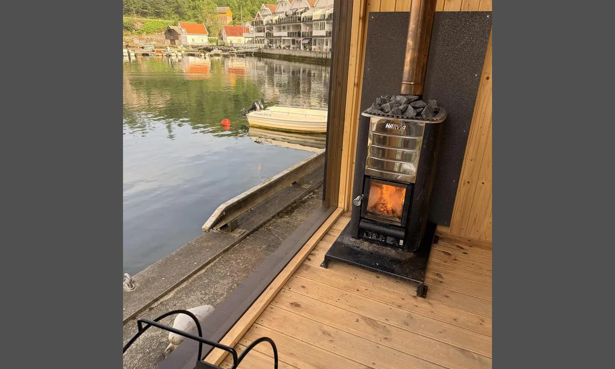 Tysnes Sjø og Fritid Gjestehavn - Uggdal: {"base": "no", "no": "Badstue p\u00e5 brygga til E H Vaage", "se": "Bastu p\u00e5 bryggan till E H Vaage", "en": "Sauna on the pier of E H Vaage", "da": "Sauna p\u00e5 bryggen til E H Vaage", "fr": "Sauna sur le quai de E H Vaage", "de": "Sauna auf dem Steg von E H Vaage", "es": "Sauna en el muelle de E H Vaage", "it": "Sauna sul molo di E H Vaage", "pt": "Sauna no cais para E H Vaage", "nl": "Sauna op de pier van E H Vaage", "pl": "Sauna na nabrze\u017cu E H Vaage", "uk": "\u0421\u0430\u0443\u043d\u0430 \u043d\u0430 \u043f\u0440\u0438\u0441\u0442\u0430\u043d\u0456 E H Vaage", "ro": "Saun\u0103 pe dig la E H Vaage", "tr": "E H Vaage'nin iskelesinde sauna", "el": "\u03a3\u03ac\u03bf\u03c5\u03bd\u03b1 \u03c3\u03c4\u03b7\u03bd \u03b1\u03c0\u03bf\u03b2\u03ac\u03b8\u03c1\u03b1 \u03c4\u03bf\u03c5 E H Vaage", "cs": "Sauna na molu u E H Vaage", "hu": "Szauna a m\u00f3l\u00f3n E H Vaage sz\u00e1m\u00e1ra", "fi": "Sauna laiturilla E H Vaage", "bg": "\u0421\u0430\u0443\u043d\u0430 \u043d\u0430 \u043a\u0435\u044f \u043d\u0430 E H Vaage", "sr": "\u0421\u0430\u0443\u043d\u0430 \u043d\u0430 \u043f\u0440\u0438\u0441\u0442\u0430\u043d\u0438\u0448\u0442\u0443 \u0415 \u0425 \u0412\u0430\u0430\u0433\u0435", "et": "Saun kailal E H Vaage", "lv": "Pirts uz piest\u0101tnes pie E H Vaage", "lt": "Pirtis prie E H Vaage prieplaukos"}
