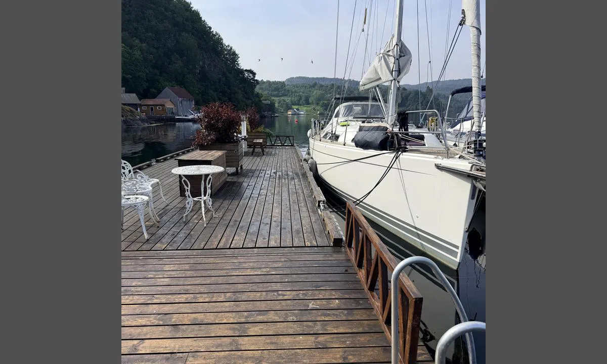 Tysnes Sjø og Fritid Gjestehavn - Uggdal: {"base": "no", "no": "Gjestebrygge hos E H Vaage", "se": "G\u00e4stbrygga hos E H Vaage", "en": "Guest dock at E H Vaage", "da": "G\u00e6stebro hos E H Vaage", "fr": "Quai pour visiteurs chez E H Vaage", "de": "Gastpier bei E H Vaage", "es": "Muelles para visitantes en E H Vaage", "it": "Pontile per ospiti presso E H Vaage", "pt": "Quebra-mar para visitantes em E H Vaage", "nl": "Gastensteiger bij E H Vaage", "pl": "Pomost go\u015bcinny u E H Vaage", "uk": "\u0413\u043e\u0441\u0442\u044c\u043e\u0432\u0438\u0439 \u043f\u0440\u0438\u0447\u0430\u043b \u0443 E H Vaage", "ro": "Pontoon pentru oaspe\u021bi la E H Vaage", "tr": "E H Vaage Misafir \u0130skelesi", "el": "\u03a0\u03c1\u03bf\u03b2\u03bb\u03ae\u03c4\u03b1 \u03b5\u03c0\u03b9\u03c3\u03ba\u03b5\u03c0\u03c4\u03ce\u03bd \u03c3\u03c4\u03bf E H Vaage", "cs": "P\u0159\u00edstavn\u00ed molo pro hosty u E H Vaage", "hu": "Vend\u00e9gm\u00f3l\u00f3 az E H Vaage-n\u00e1l", "fi": "Vieraslaituri E H Vaage", "bg": "\u041f\u0440\u0438\u0441\u0442\u0430\u043d \u0437\u0430 \u0433\u043e\u0441\u0442\u0438 \u043f\u0440\u0438 E H Vaage", "sr": "\u041f\u0440\u0438\u0432\u0435\u0437\u0438\u0448\u0442\u0435 \u0437\u0430 \u0433\u043e\u0441\u0442\u0435 \u043a\u043e\u0434 \u0415 \u0425 \u0412\u0430\u0430\u0433\u0435", "et": "K\u00fclalissild E H Vaage juures", "lv": "Viesu piest\u0101tne pie E H Vaage", "lt": "Sve\u010di\u0173 prieplauka pas E H Vaage"}