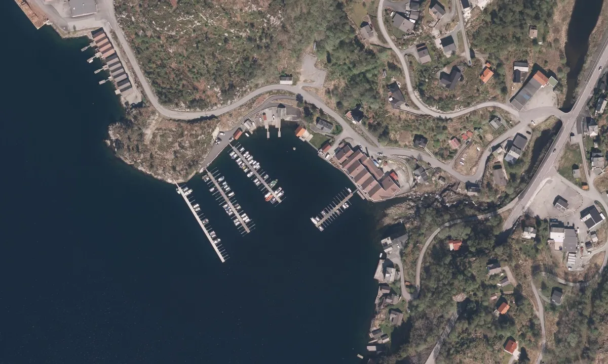 Flyfoto av Tysnes Sjø og Fritid Gjestehavn - Uggdal