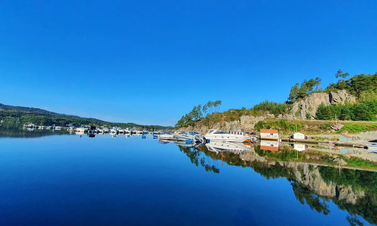 Tysnes Sjø og Fritid Gjestehavn - Uggdal: {"base": "no", "no": "B\u00e5thavna, flytebryggen ytterst er gjestebrygge", "se": "B\u00e5thamnen, flytbryggan ytterst \u00e4r g\u00e4stbrygga", "en": "The marina, the floating dock at the outermost is the guest dock", "da": "B\u00e5dehavnen, flydebroen yderst er g\u00e6stebro"}