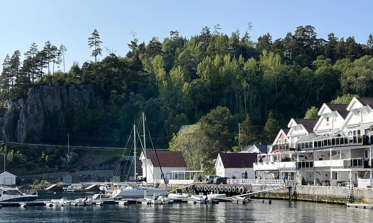 Tysnes Sjø og Fritid Gjestehavn - Uggdal: De to seilbåtene ligger på hver sin side av gjestebryggen. Det kan også fortøyes til kai foran restaurant.