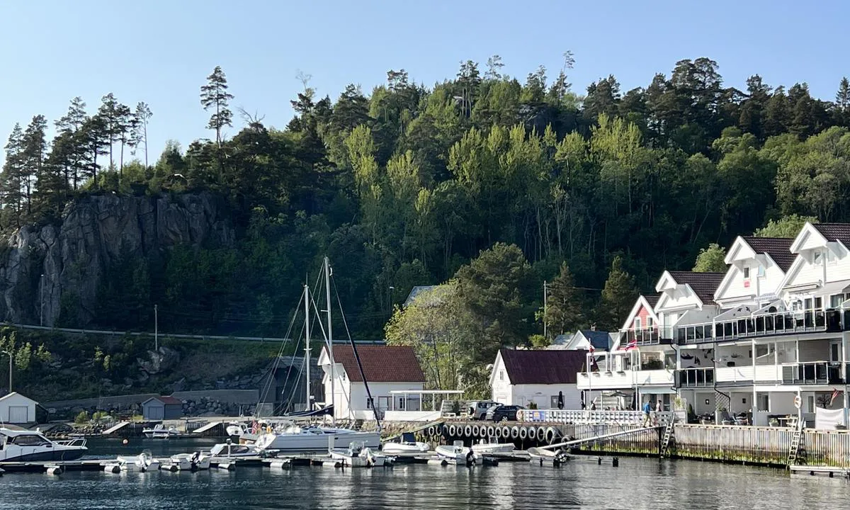 Tysnes Sjø og Fritid Gjestehavn - Uggdal: {"base": "no", "no": "De to seilb\u00e5tene ligger p\u00e5 hver sin side av gjestebryggen. Det kan ogs\u00e5 fort\u00f8yes til kai foran restaurant.", "se": "De tv\u00e5 segelb\u00e5tarna ligger p\u00e5 varsin sida av g\u00e4stbryggan. Man kan \u00e4ven f\u00f6rt\u00f6ja vid kajen framf\u00f6r restaurangen.", "en": "The two sailboats are moored on each side of the guest pier. Mooring is also possible at the quay in front of the restaurant.", "da": "De to sejlb\u00e5de ligger p\u00e5 hver sin side af g\u00e6stebroen. Der kan ogs\u00e5 fort\u00f8jes til kaj foran restaurant."}