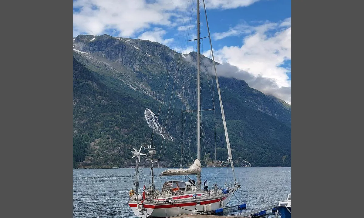 Tyssedal: {"base": "no", "no": "Litt liten plass til 42 fots b\u00e5t, men det gikk akkurat...", "se": "Lite liten plats f\u00f6r en 42-fots b\u00e5t, men det gick precis...", "en": "A bit tight for a 42-foot boat, but it just fit...", "da": "Lidt lille plads til 42 fods b\u00e5d, men det gik akkurat..."}