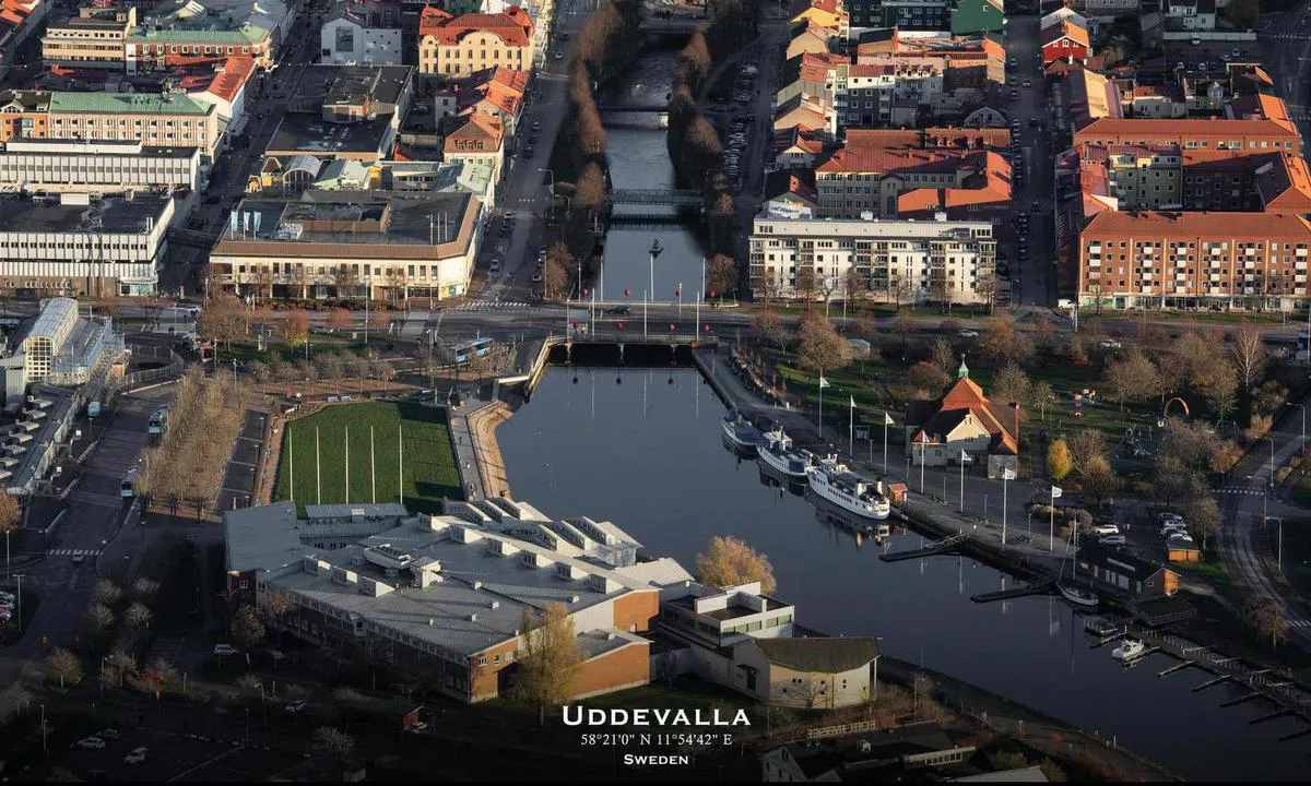 {"base": "en", "no": "Luftfoto av Uddevalla. Presentert i samarbeid med fotoflyg.se. Du kan bestille dette som et innrammet trykk p\u00e5 deres nettside (lenke nedenfor). Bruk koden \"harbourmaps\" for \u00e5 f\u00e5 10% rabatt", "se": "Flygfoto av Uddevalla. Presenterat i samarbete med fotoflyg.se. Du kan best\u00e4lla detta som en inramad utskrift p\u00e5 deras webbplats (l\u00e4nk nedan). Anv\u00e4nd koden \"harbourmaps\" f\u00f6r att f\u00e5 10 % rabatt", "en": "Aerial photo of Uddevalla. Presented in cooperation with fotoflyg.se. You can order this as a framed print on their website (link below). Use code \"harbourmaps\" to get a 10% rebate", "da": "Luftfoto af Uddevalla. Pr\u00e6senteret i samarbejde med fotoflyg.se. Du kan bestille dette som et indrammet print p\u00e5 deres hjemmeside (link nedenfor). Brug koden \"harbourmaps\" for at f\u00e5 10% rabat"}