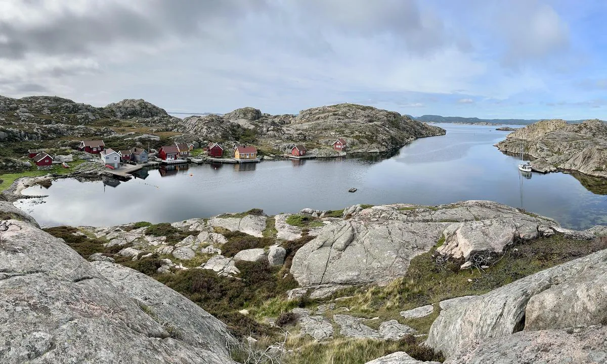Udvår: {"base": "no", "no": "Nydelig uthavn. Tre brygger. Men den i midten er nok kun for motorb\u00e5ter pga dybden. (Bildet er et panoramabilde. Bruker du telefon m\u00e5 du trykke p\u00e5 bilde for \u00e5 se hele viken).", "se": "Underbar uthamn. Tre bryggor. Men den i mitten \u00e4r nog endast f\u00f6r motorb\u00e5tar p\u00e5 grund av djupet. (Bildet \u00e4r en panoramabild. Anv\u00e4nder du telefon m\u00e5ste du trycka p\u00e5 bilden f\u00f6r att se hela viken).", "en": "Beautiful natural harbor. Three docks. But the one in the middle is probably only for motorboats due to the depth. (The picture is a panoramic image. If you are using a phone, you need to tap on the image to see the entire bay).", "da": "Dejlig naturhavn. Tre broer. Men den i midten er nok kun for motorb\u00e5de p\u00e5 grund af dybden. (Billedet er et panoramabillede. Bruger du telefon, skal du trykke p\u00e5 billedet for at se hele vigen).", "fr": "Magnifique port abri. Trois pontons. Mais celui du milieu est probablement r\u00e9serv\u00e9 aux bateaux \u00e0 moteur en raison de la profondeur. (L'image est une photo panoramique. Si vous utilisez un t\u00e9l\u00e9phone, vous devez cliquer sur l'image pour voir toute la baie).", "de": "Wundersch\u00f6ner Naturhafen. Drei Stege. Aber der in der Mitte ist wohl nur f\u00fcr Motorboote aufgrund der Tiefe. (Das Bild ist ein Panoramabild. Wenn Sie ein Telefon verwenden, m\u00fcssen Sie auf das Bild klicken, um die gesamte Bucht zu sehen).", "es": "Precioso puerto exterior. Tres muelles. Pero el del medio es probablemente solo para embarcaciones a motor debido a la profundidad. (La imagen es una panor\u00e1mica. Si usas tel\u00e9fono, debes tocar la imagen para ver toda la bah\u00eda).", "it": "Splendido porto naturale. Tre moli. Ma quello al centro \u00e8 probabilmente solo per barche a motore a causa della profondit\u00e0. (L'immagine \u00e8 un'immagine panoramica. Se usi il telefono, devi cliccare sull'immagine per vedere l'intera baia).", "pt": "Porto natural encantador. Tr\u00eas cais. Mas o do meio \u00e9 provavelmente apenas para barcos a motor devido \u00e0 profundidade. (A imagem \u00e9 uma foto panor\u00e2mica. Se voc\u00ea usar o telefone, precisar\u00e1 clicar na imagem para ver todo o fiorde).", "nl": "Prachtige natuurlijke haven. Drie steigers. Maar de middelste is waarschijnlijk alleen voor motorboten vanwege de diepte. (De foto is een panoramafoto. Gebruik je telefoon dan moet je op de foto klikken om de hele baai te zien).", "pl": "\u015aliczna przysta\u0144. Trzy pomosty. Jednak ten \u015brodkowy jest prawdopodobnie tylko dla \u0142odzi motorowych ze wzgl\u0119du na g\u0142\u0119boko\u015b\u0107. (Zdj\u0119cie jest panoram\u0105. Je\u015bli u\u017cywasz telefonu, kliknij na zdj\u0119cie, aby zobaczy\u0107 ca\u0142\u0105 zatok\u0119).", "uk": "\u041f\u0440\u0435\u043a\u0440\u0430\u0441\u043d\u0438\u0439 \u043f\u0440\u0438\u0440\u043e\u0434\u043d\u0438\u0439 \u043f\u043e\u0440\u0442. \u0422\u0440\u0438 \u043f\u0440\u0438\u0447\u0430\u043b\u0438. \u0410\u043b\u0435 \u0446\u0435\u043d\u0442\u0440\u0430\u043b\u044c\u043d\u0438\u0439 \u043f\u0440\u0438\u0447\u0430\u043b, \u0441\u043a\u043e\u0440\u0456\u0448 \u0437\u0430 \u0432\u0441\u0435, \u043f\u0456\u0434\u0445\u043e\u0434\u0438\u0442\u044c \u043b\u0438\u0448\u0435 \u0434\u043b\u044f \u043c\u043e\u0442\u043e\u0440\u043d\u0438\u0445 \u0447\u043e\u0432\u043d\u0456\u0432 \u0447\u0435\u0440\u0435\u0437 \u0433\u043b\u0438\u0431\u0438\u043d\u0443. (\u0424\u043e\u0442\u043e \u0454 \u043f\u0430\u043d\u043e\u0440\u0430\u043c\u043d\u0438\u043c. \u042f\u043a\u0449\u043e \u0432\u0438 \u0432\u0438\u043a\u043e\u0440\u0438\u0441\u0442\u043e\u0432\u0443\u0454\u0442\u0435 \u0442\u0435\u043b\u0435\u0444\u043e\u043d, \u0432\u0430\u043c \u043f\u043e\u0442\u0440\u0456\u0431\u043d\u043e \u043d\u0430\u0442\u0438\u0441\u043d\u0443\u0442\u0438 \u043d\u0430 \u0444\u043e\u0442\u043e, \u0449\u043e\u0431 \u043f\u043e\u0431\u0430\u0447\u0438\u0442\u0438 \u0432\u0441\u044e \u0431\u0443\u0445\u0442\u0443).", "ro": "Port frumos natural. Trei pontoane. Dar cel din mijloc este probabil doar pentru b\u0103rci cu motor din cauza ad\u00e2ncimii. (Imaginea este o panoram\u0103. Dac\u0103 folose\u0219ti telefonul, trebuie s\u0103 ape\u0219i pe imagine pentru a vedea \u00eentregul golf).", "tr": "G\u00fczel bir liman. \u00dc\u00e7 iskele. Ancak ortadaki yaln\u0131zca derinlik nedeniyle motorlu tekneler i\u00e7in uygundur. (Resim panoramik bir g\u00f6r\u00fcnt\u00fcd\u00fcr. Telefonda kullan\u0131yorsan\u0131z, k\u00f6rfezin tamam\u0131n\u0131 g\u00f6rmek i\u00e7in resme dokunman\u0131z gerekir).", "el": "\u03a5\u03c0\u03ad\u03c1\u03bf\u03c7\u03bf \u03b1\u03c0\u03bf\u03bc\u03b1\u03ba\u03c1\u03c5\u03c3\u03bc\u03ad\u03bd\u03bf \u03bb\u03b9\u03bc\u03ac\u03bd\u03b9. \u03a4\u03c1\u03b5\u03b9\u03c2 \u03c0\u03c1\u03bf\u03b2\u03bb\u03ae\u03c4\u03b5\u03c2. \u0391\u03bb\u03bb\u03ac \u03b7 \u03bc\u03b5\u03c3\u03b1\u03af\u03b1 \u03b5\u03af\u03bd\u03b1\u03b9 \u03c0\u03b9\u03b8\u03b1\u03bd\u03cc\u03c4\u03b1\u03c4\u03b1 \u03bc\u03cc\u03bd\u03bf \u03b3\u03b9\u03b1 \u03bc\u03b7\u03c7\u03b1\u03bd\u03bf\u03ba\u03af\u03bd\u03b7\u03c4\u03b1 \u03c3\u03ba\u03ac\u03c6\u03b7 \u03bb\u03cc\u03b3\u03c9 \u03c4\u03bf\u03c5 \u03b2\u03ac\u03b8\u03bf\u03c5\u03c2. (\u0397 \u03b5\u03b9\u03ba\u03cc\u03bd\u03b1 \u03b5\u03af\u03bd\u03b1\u03b9 \u03c0\u03b1\u03bd\u03bf\u03c1\u03b1\u03bc\u03b9\u03ba\u03ae. \u0391\u03bd \u03c7\u03c1\u03b7\u03c3\u03b9\u03bc\u03bf\u03c0\u03bf\u03b9\u03b5\u03af\u03c4\u03b5 \u03c4\u03b7\u03bb\u03ad\u03c6\u03c9\u03bd\u03bf, \u03c0\u03c1\u03ad\u03c0\u03b5\u03b9 \u03bd\u03b1 \u03c0\u03b1\u03c4\u03ae\u03c3\u03b5\u03c4\u03b5 \u03c4\u03b7\u03bd \u03b5\u03b9\u03ba\u03cc\u03bd\u03b1 \u03b3\u03b9\u03b1 \u03bd\u03b1 \u03b4\u03b5\u03af\u03c4\u03b5 \u03bf\u03bb\u03cc\u03ba\u03bb\u03b7\u03c1\u03bf \u03c4\u03bf\u03bd \u03ba\u03cc\u03bb\u03c0\u03bf).", "cs": "Kr\u00e1sn\u00fd p\u0159\u00edstav. T\u0159i mola. Ale to prost\u0159edn\u00ed je pravd\u011bpodobn\u011b jen pro motorov\u00e9 \u010dluny kv\u016fli hloubce. (Obr\u00e1zek je panoramatick\u00fd. Pokud pou\u017e\u00edv\u00e1te telefon, mus\u00edte na obr\u00e1zek klepnout, abyste vid\u011bli celou z\u00e1toku).", "hu": "Kellemes kik\u00f6t\u0151hely. H\u00e1rom m\u00f3l\u00f3. A k\u00f6z\u00e9ps\u0151 m\u00f3l\u00f3 azonban val\u00f3sz\u00edn\u0171leg csak motorcs\u00f3nakok sz\u00e1m\u00e1ra alkalmas a m\u00e9lys\u00e9g miatt. (A k\u00e9p egy panor\u00e1mak\u00e9p. Ha telefont haszn\u00e1lsz, r\u00e1 kell kattintanod a k\u00e9pre, hogy az eg\u00e9sz \u00f6b\u00f6lt l\u00e1sd).", "fi": "Ihana satama. Kolme laituria. Keskimm\u00e4inen laituri sopii vain moottoriveneille syvyyden vuoksi. (Kuva on panoraamakuva. Jos k\u00e4yt\u00e4t puhelinta, sinun on napsautettava kuvaa n\u00e4hd\u00e4ksesi koko lahden).", "bg": "\u041f\u0440\u0435\u043a\u0440\u0430\u0441\u043d\u043e \u043f\u0440\u0438\u0441\u0442\u0430\u043d\u0438\u0449\u0435. \u0422\u0440\u0438 \u043a\u0435\u044f. \u041d\u043e \u0442\u043e\u0437\u0438 \u0432 \u0441\u0440\u0435\u0434\u0430\u0442\u0430 \u0435 \u0432\u0435\u0440\u043e\u044f\u0442\u043d\u043e \u0441\u0430\u043c\u043e \u0437\u0430 \u043c\u043e\u0442\u043e\u0440\u043d\u0438 \u043b\u043e\u0434\u043a\u0438 \u043f\u043e\u0440\u0430\u0434\u0438 \u0434\u044a\u043b\u0431\u043e\u0447\u0438\u043d\u0430\u0442\u0430. (\u0421\u043d\u0438\u043c\u043a\u0430\u0442\u0430 \u0435 \u043f\u0430\u043d\u043e\u0440\u0430\u043c\u043d\u0430 \u0441\u043d\u0438\u043c\u043a\u0430. \u0410\u043a\u043e \u0438\u0437\u043f\u043e\u043b\u0437\u0432\u0430\u0442\u0435 \u0442\u0435\u043b\u0435\u0444\u043e\u043d, \u0442\u0440\u044f\u0431\u0432\u0430 \u0434\u0430 \u043d\u0430\u0442\u0438\u0441\u043d\u0435\u0442\u0435 \u0432\u044a\u0440\u0445\u0443 \u0441\u043d\u0438\u043c\u043a\u0430\u0442\u0430, \u0437\u0430 \u0434\u0430 \u0432\u0438\u0434\u0438\u0442\u0435 \u0446\u0435\u043b\u0438\u044f \u0437\u0430\u043b\u0438\u0432).", "sr": "Prelepo sidri\u0161te. Tri mola. Ali onaj u sredini je najverovatnije samo za motorne \u010damce zbog dubine. (Slika je panoramska. Ako koristite telefon, morate da kliknete na sliku da biste videli celu uvalu).", "et": "Ilus sadam. Kolm kaid. Aga keskmine on t\u00f5en\u00e4oliselt ainult mootorpaatidele s\u00fcgavuse t\u00f5ttu. (Pilt on panoraampilt. Kui kasutad telefoni, pead pilti puudutama, et n\u00e4ha kogu lahte).", "lv": "Br\u012bni\u0161\u0137\u012bga patv\u0113ruma osta. Tr\u012bs piest\u0101tnes. Tom\u0113r vid\u0113j\u0101 ir tikai motorlaiv\u0101m dzi\u013cuma d\u0113\u013c. (Att\u0113ls ir panor\u0101mas att\u0113ls. Ja lietojat t\u0101lruni, j\u0101klik\u0161\u0137ina uz att\u0113la, lai redz\u0113tu visu l\u012bci).", "lt": "Nuostabi uosto vieta. Trys prieplaukos. Ta\u010diau vidurin\u0117 yra tik motorin\u0117ms valtimis d\u0117l gylio. (Vaizdas yra panoraminis vaizdas. Naudojant telefon\u0105, reikia paspausti ant vaizdo, kad pamatytum\u0117te vis\u0105 \u012flank\u0105)."}