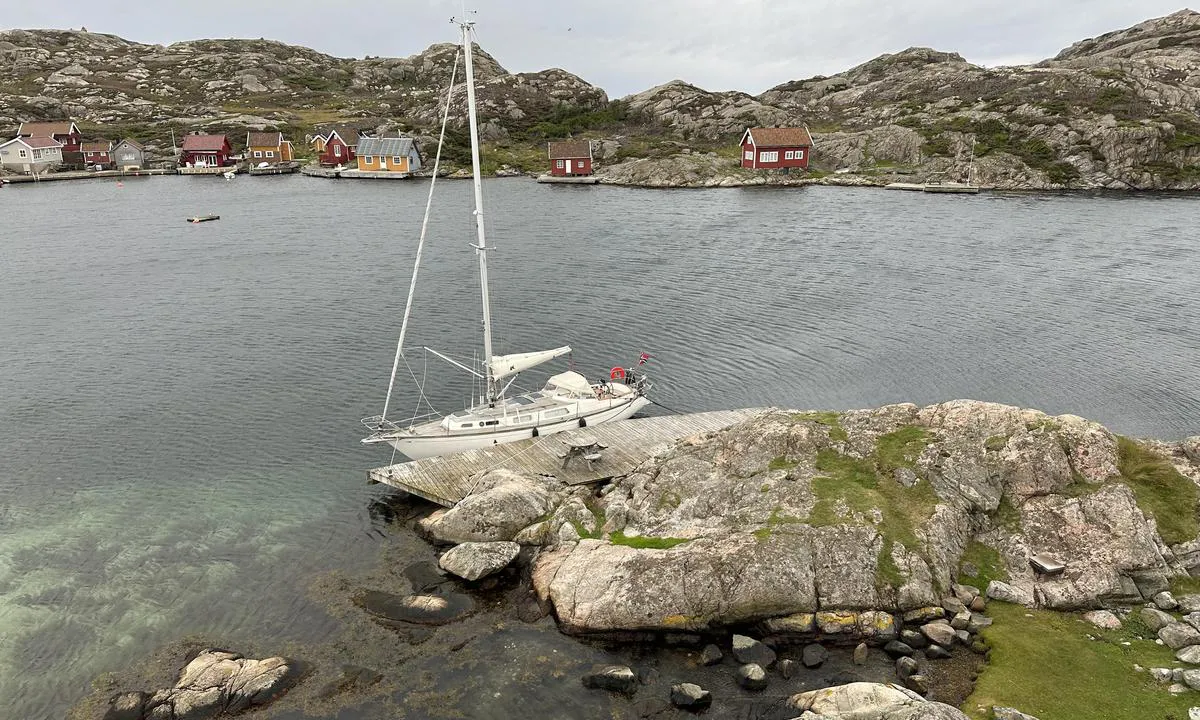Udvår: {"base": "no", "no": "Innerste brygge med en liten gresslette med plass til et lite telt. Grill er der ogs\u00e5. 19/8/23.", "se": "Innersta bryggan med en liten gr\u00e4ssl\u00e4nt med plats f\u00f6r ett litet t\u00e4lt. Grill finns ocks\u00e5 d\u00e4r. 19/8/23.", "en": "The innermost pier features a small grassy area with space for a small tent. There is also a grill. 19/8/23.", "da": "Inderste bro med en lille gr\u00e6spl\u00e6ne med plads til et lille telt. Grill er der ogs\u00e5. 19/8/23."}
