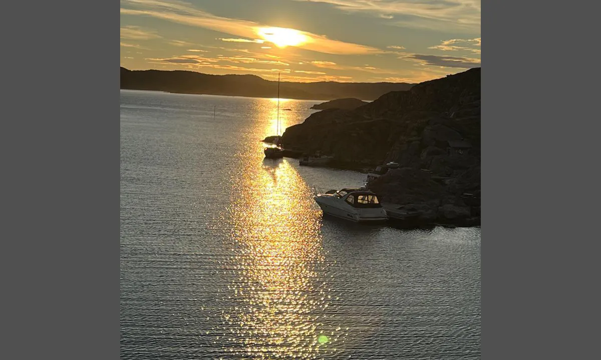 Udvår: {"base": "no", "no": "Tilrettelagt med tre fine brygger.", "se": "Anpassad med tre fina bryggor.", "en": "Arranged with three fine docks.", "da": "Tilrettelagt med tre fine broer."}