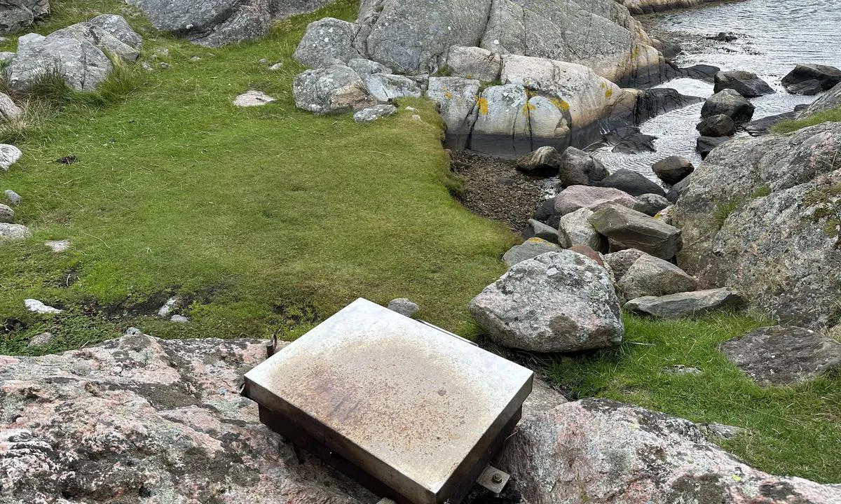 Udvår: {"base": "no", "no": "Her f\u00e5r du plass til et lite telt. Grill er det ogs\u00e5. Bilde tatt 19/8-2023 ved den innerste brygga.", "se": "H\u00e4r f\u00e5r du plats f\u00f6r ett litet t\u00e4lt. Grill finns ocks\u00e5. Bild tagen 19/8-2023 vid den innersta bryggan.", "en": "Here you will find space for a small tent. There is also a grill. Picture taken on 19/8-2023 at the innermost dock.", "da": "Her f\u00e5r du plads til et lille telt. Grill er der ogs\u00e5. Billede taget 19/8-2023 ved den inderste bro."}