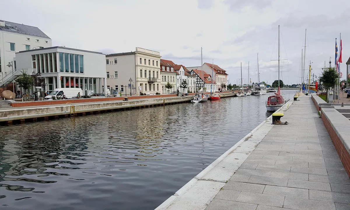 Ueckermunde: {"base": "no", "no": "Lun havn med god plass, midt i sentrum.", "se": "Lugn hamn med gott om plats, mitt i centrum.", "en": "Sheltered harbour with plenty of space, right in the center.", "da": "Lun havn med god plads, midt i centrum."}