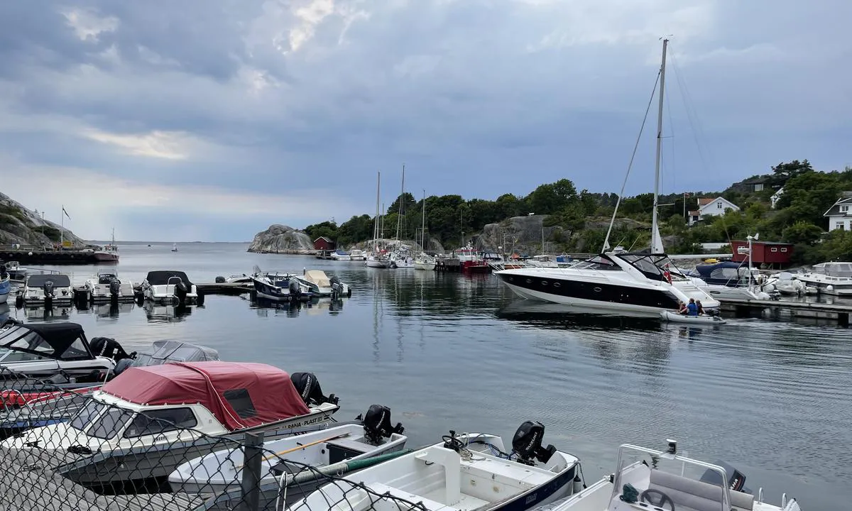 Ula: {"base": "no", "no": "Gjestebrygge til h\u00f8yre", "se": "G\u00e4stbrygga till h\u00f6ger", "en": "Guest pier to the right", "da": "G\u00e6stebro til h\u00f8jre"}