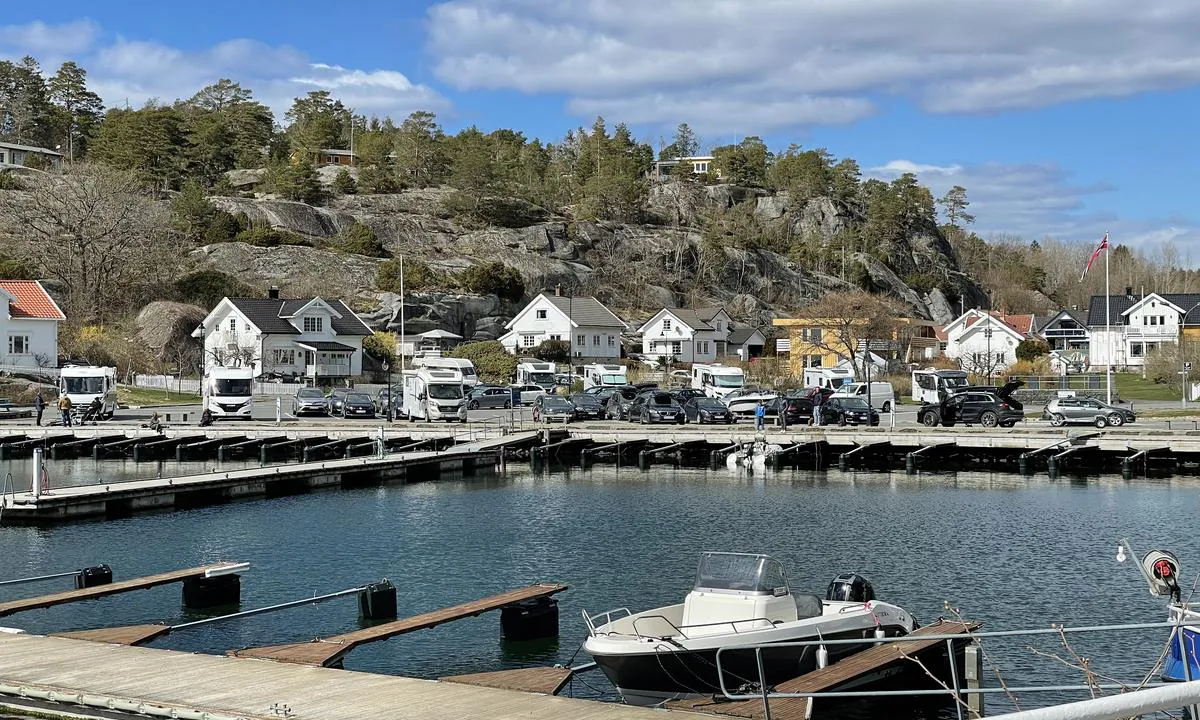 {"base": "no", "no": "Ula havn med parkering. Bilde tatt mot nord fra \u00f8stsiden av havnen,.", "se": "Ula hamn med parkering. Bild tagen mot norr fr\u00e5n \u00f6stsidan av hamnen.", "en": "Ula harbour with parking. Picture taken towards the north from the eastern side of the harbour.", "da": "Ula havn med parkering. Billede taget mod nord fra \u00f8stsiden af havnen."}