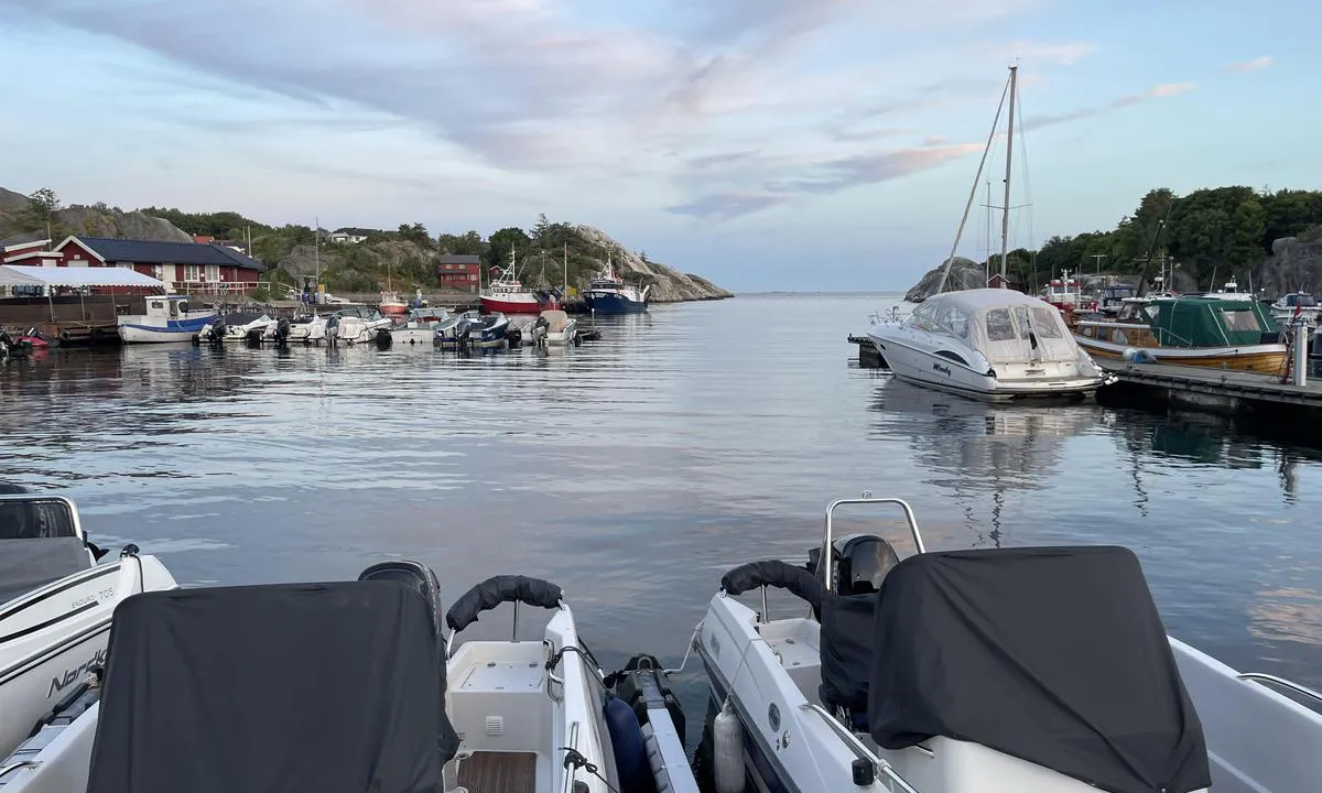 Ula: {"base": "no", "no": "Gjestebrygge til h\u00f8yre, marina i r\u00f8dt bygg til venstre. Her er det en liten matbutikk om sommeren.", "se": "G\u00e4stbrygga till h\u00f6ger, marina i r\u00f6tt byggnad till v\u00e4nster. H\u00e4r finns en liten matbutik under sommaren.", "en": "Guest pier to the right, marina in the red building to the left. There is a small grocery store here in the summer.", "da": "G\u00e6stebro til h\u00f8jre, marina i r\u00f8d bygning til venstre. Her er der en lille k\u00f8bmandsbutik om sommeren."}