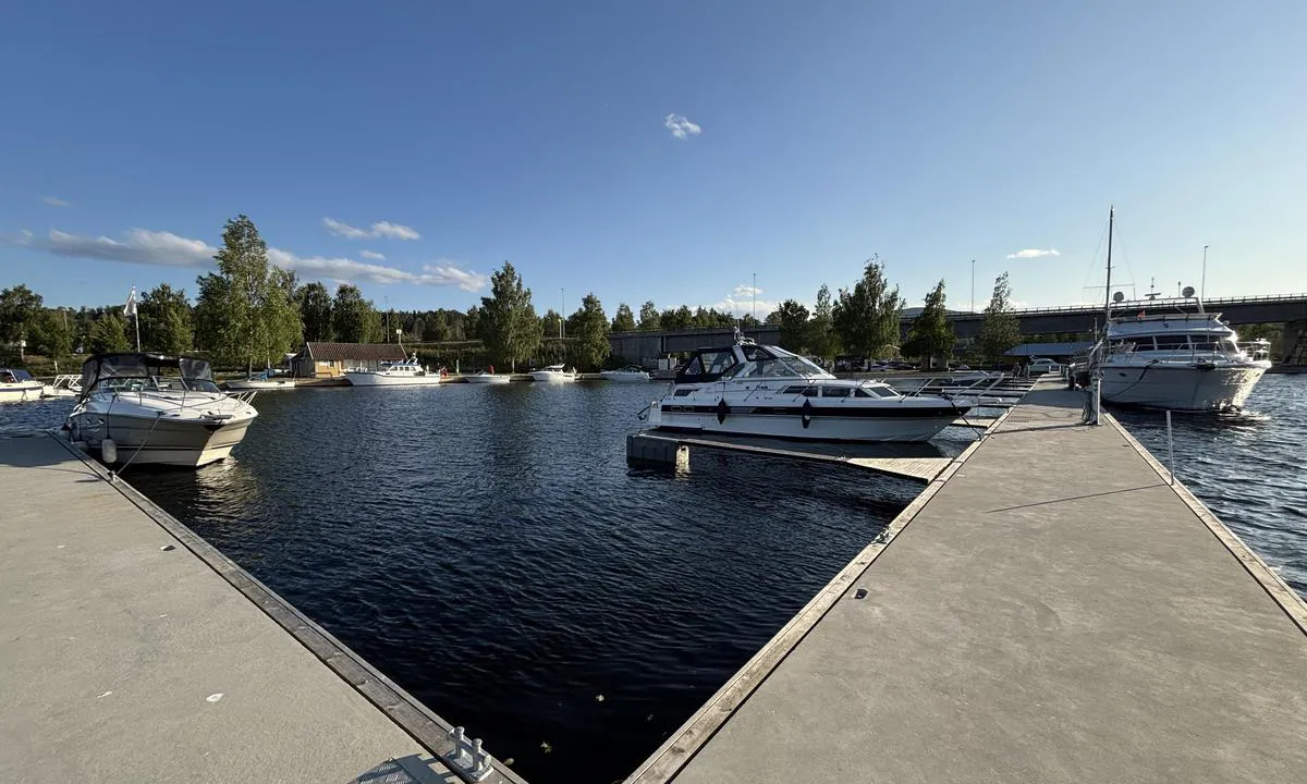 Ulefoss Gjestebrygge: {"base": "no", "no": "God standard p\u00e5 flytebrygger", "se": "God standard p\u00e5 flytbryggor", "en": "Good standard on floating docks", "da": "God standard p\u00e5 flydebroer", "fr": "Bonne qualit\u00e9 des pontons flottants", "de": "Guter Standard bei Schwimmstegen", "es": "Buena calidad en los pantalones flotantes", "it": "Buono standard sui pontili galleggianti", "pt": "Boa qualidade nos p\u00ederes flutuantes", "nl": "Goede standaard op drijvende steigers", "pl": "Dobra jako\u015b\u0107 p\u0142ywaj\u0105cych pomost\u00f3w", "uk": "\u0413\u0430\u0440\u043d\u0438\u0439 \u0441\u0442\u0430\u043d\u0434\u0430\u0440\u0442 \u043f\u043b\u0430\u0432\u0430\u044e\u0447\u0438\u0445 \u043f\u0440\u0438\u0447\u0430\u043b\u0456\u0432", "ro": "Standard bun pe pontoane de acostare", "tr": "Y\u00fczer iskelelerde iyi standart", "el": "\u039a\u03b1\u03bb\u03ae \u03c0\u03bf\u03b9\u03cc\u03c4\u03b7\u03c4\u03b1 \u03c3\u03c4\u03b9\u03c2 \u03c0\u03bb\u03c9\u03c4\u03ad\u03c2 \u03b1\u03c0\u03bf\u03b2\u03ac\u03b8\u03c1\u03b5\u03c2", "cs": "Dobr\u00e1 \u00farove\u0148 plovouc\u00edch mol", "hu": "J\u00f3 min\u0151s\u00e9gi \u00fasz\u00f3 m\u00f3l\u00f3k", "fi": "Hyv\u00e4 laatu ponttonilaitureilla", "bg": "\u0414\u043e\u0431\u044a\u0440 \u0441\u0442\u0430\u043d\u0434\u0430\u0440\u0442 \u043d\u0430 \u043f\u043b\u0430\u0432\u0430\u0449\u0438\u0442\u0435 \u043a\u0435\u0439\u043e\u0432\u0435", "sr": "\u0414\u043e\u0431\u0430\u0440 \u0441\u0442\u0430\u043d\u0434\u0430\u0440\u0434 \u043d\u0430\u0458\u043a\u043b\u0438\u0437\u0430\u0458\u0443\u045b\u0438\u0445 \u043f\u043b\u0430\u0442\u0444\u043e\u0440\u043c\u0438", "et": "Hea tase ujuvsildadel", "lv": "Laba standarta peldo\u0161ie piest\u0101tnes", "lt": "Geras standartas plaukiojantys pontonai"}