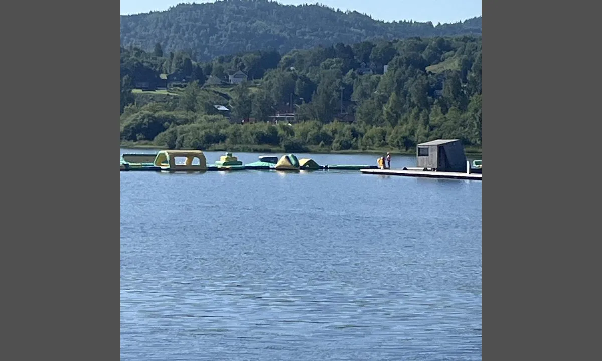 Ulefoss Gjestebrygge: {"base": "no", "no": "Her er badstuen og et av to badeanlegg for barn.", "se": "H\u00e4r \u00e4r bastun och en av tv\u00e5 badplatser f\u00f6r barn.", "en": "Here is the sauna and one of two swimming facilities for children.", "da": "Her er saunaen og en af to badefaciliteter for b\u00f8rn.", "fr": "Voici le sauna et l'une des deux installations de baignade pour enfants.", "de": "Hier ist die Sauna und eine von zwei Badeanlagen f\u00fcr Kinder.", "es": "Aqu\u00ed est\u00e1 la sauna y una de las dos instalaciones de ba\u00f1o para ni\u00f1os.", "it": "Qui c'\u00e8 la sauna e uno dei due impianti balneari per bambini.", "pt": "Aqui est\u00e1 a sauna e um dos dois complexos de banho para crian\u00e7as.", "nl": "Hier is de sauna en een van de twee zwembaden voor kinderen.", "pl": "Tutaj jest sauna i jeden z dw\u00f3ch basen\u00f3w dla dzieci.", "uk": "\u0422\u0443\u0442 \u0437\u043d\u0430\u0445\u043e\u0434\u0438\u0442\u044c\u0441\u044f \u0441\u0430\u0443\u043d\u0430 \u0442\u0430 \u043e\u0434\u0438\u043d \u0456\u0437 \u0434\u0432\u043e\u0445 \u0431\u0430\u0441\u0435\u0439\u043d\u0456\u0432 \u0434\u043b\u044f \u0434\u0456\u0442\u0435\u0439.", "ro": "Aici este sauna \u0219i unul dintre cele dou\u0103 complexe de \u00eenot pentru copii.", "tr": "\u0130\u015fte sauna ve \u00e7ocuklar i\u00e7in iki y\u00fczme tesisinden biri.", "el": "\u0395\u03b4\u03ce \u03b5\u03af\u03bd\u03b1\u03b9 \u03b7 \u03c3\u03ac\u03bf\u03c5\u03bd\u03b1 \u03ba\u03b1\u03b9 \u03bc\u03af\u03b1 \u03b1\u03c0\u03cc \u03c4\u03b9\u03c2 \u03b4\u03cd\u03bf \u03b5\u03b3\u03ba\u03b1\u03c4\u03b1\u03c3\u03c4\u03ac\u03c3\u03b5\u03b9\u03c2 \u03ba\u03bf\u03bb\u03cd\u03bc\u03b2\u03b7\u03c3\u03b7\u03c2 \u03b3\u03b9\u03b1 \u03c0\u03b1\u03b9\u03b4\u03b9\u03ac.", "cs": "Zde je sauna a jedno ze dvou koupali\u0161\u0165 pro d\u011bti.", "hu": "Itt tal\u00e1lhat\u00f3 a szauna \u00e9s az egyik a k\u00e9t gyermekf\u00fcrd\u0151hely k\u00f6z\u00fcl.", "fi": "T\u00e4ss\u00e4 on sauna ja yksi kahdesta lasten uimapaikasta.", "bg": "\u0422\u0443\u043a \u0435 \u0441\u0430\u0443\u043d\u0430\u0442\u0430 \u0438 \u0435\u0434\u0438\u043d \u043e\u0442 \u0434\u0432\u0430\u0442\u0430 \u0431\u0430\u0441\u0435\u0439\u043d\u0438 \u0437\u0430 \u0434\u0435\u0446\u0430.", "sr": "\u041e\u0432\u0434\u0435 \u0458\u0435 \u0441\u0430\u0443\u043d\u0430 \u0438 \u0458\u0435\u0434\u0430\u043d \u043e\u0434 \u0434\u0432\u0430 \u043a\u0443\u043f\u0430\u043b\u0438\u0448\u0442\u0430 \u0437\u0430 \u0434\u0435\u0446\u0443.", "et": "Siin on saun ja \u00fcks kahest laste suplemisrajatisest.", "lv": "Te ir pirts un viena no div\u0101m b\u0113rnu peldviet\u0101m.", "lt": "\u010cia yra pirtis ir viena i\u0161 dviej\u0173 vaik\u0173 maudykli\u0173."}