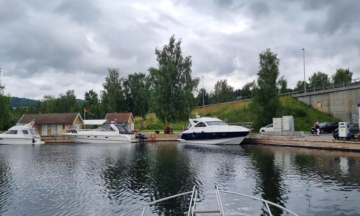 Ulefoss Gjestebrygge: {"base": "no", "no": "Fin gjestehavn med gode kaianlegg og alle fasiliteter utenom vaskemaskin. N\u00f8kkel til dusj kj\u00f8pes i kiosken som stenger rundt 18 -19", "se": "Fin g\u00e4sthamn med bra kajanl\u00e4ggningar och alla faciliteter utom tv\u00e4ttmaskin. Nyckel till dusch k\u00f6ps i kiosken som st\u00e4nger runt 18-19", "en": "Nice guest harbor with good quay facilities and all amenities except a washing machine. Key for the shower can be purchased at the kiosk, which closes around 18-19", "da": "Fin g\u00e6stehavn med gode kajanl\u00e6g og alle faciliteter undtagen vaskemaskine. N\u00f8gle til bruser k\u00f8bes i kiosken, som lukker omkring kl. 18-19", "fr": "Belle marina avec de bons quais et toutes les installations sauf une machine \u00e0 laver. La cl\u00e9 pour la douche est achet\u00e9e au kiosque qui ferme vers 18-19 heures.", "de": "Sch\u00f6ner G\u00e4stehafen mit guten Kaianlagen und allen Einrichtungen au\u00dfer Waschmaschine. Schl\u00fcssel f\u00fcr die Dusche kann im Kiosk erworben werden, der gegen 18 -19 Uhr schlie\u00dft.", "es": "Hermoso puerto para visitantes con buenos muelles y todas las facilidades excepto lavadora. La llave para la ducha se compra en el quiosco que cierra alrededor de las 18 - 19.", "it": "Un bel porto turistico con buone strutture portuali e tutte le comodit\u00e0, eccetto la lavatrice. La chiave per la doccia si acquista al chiosco che chiude intorno alle 18-19", "pt": "Bela marina de visitantes com boas instala\u00e7\u00f5es de cais e todas as facilidades, exceto m\u00e1quina de lavar roupa. Chave para o chuveiro pode ser comprada no quiosque que fecha por volta das 18-19 horas.", "nl": "Mooie jachthaven met goede aanlegplaatsen en alle faciliteiten behalve een wasmachine. Sleutel voor de douche kan gekocht worden in de kiosk die rond 18-19 uur sluit.", "pl": "\u0141adna przysta\u0144 dla go\u015bci z dobrymi nabrze\u017cami i wszystkimi udogodnieniami poza pralk\u0105. Klucz do prysznica kupuje si\u0119 w kiosku, kt\u00f3ry zamyka si\u0119 oko\u0142o 18-19.", "uk": "\u0413\u0430\u0440\u043d\u0430 \u0433\u043e\u0441\u0442\u044c\u043e\u0432\u0430 \u0433\u0430\u0432\u0430\u043d\u044c \u0437 \u0445\u043e\u0440\u043e\u0448\u0438\u043c\u0438 \u043f\u0440\u0438\u0447\u0430\u043b\u0430\u043c\u0438 \u0442\u0430 \u0432\u0441\u0456\u043c\u0430 \u0437\u0440\u0443\u0447\u043d\u043e\u0441\u0442\u044f\u043c\u0438, \u043a\u0440\u0456\u043c \u043f\u0440\u0430\u043b\u044c\u043d\u043e\u0457 \u043c\u0430\u0448\u0438\u043d\u0438. \u041a\u043b\u044e\u0447 \u0432\u0456\u0434 \u0434\u0443\u0448\u0443 \u043c\u043e\u0436\u043d\u0430 \u043a\u0443\u043f\u0438\u0442\u0438 \u0432 \u043a\u0456\u043e\u0441\u043a\u0443, \u044f\u043a\u0438\u0439 \u0437\u0430\u043a\u0440\u0438\u0432\u0430\u0454\u0442\u044c\u0441\u044f \u043f\u0440\u0438\u0431\u043b\u0438\u0437\u043d\u043e \u043e 18-19 \u0433\u043e\u0434\u0438\u043d\u0456", "ro": "Port de agrement bun cu instala\u021bii de chei bune \u0219i toate facilit\u0103\u021bile \u00een afar\u0103 de ma\u0219in\u0103 de sp\u0103lat. Cheia pentru du\u0219 se cump\u0103r\u0103 de la chio\u0219c care se \u00eenchide \u00een jur de 18 -19.", "tr": "\u0130yi bir misafir liman\u0131, iyi r\u0131ht\u0131m tesisleri ve \u00e7ama\u015f\u0131r makinesi d\u0131\u015f\u0131nda t\u00fcm olanaklarla. Du\u015f anahtar\u0131, saat 18-19 civar\u0131nda kapanan b\u00fcfeden sat\u0131n al\u0131n\u0131r.", "el": "\u03a9\u03c1\u03b1\u03af\u03bf \u03bb\u03b9\u03bc\u03ac\u03bd\u03b9 \u03b5\u03c0\u03b9\u03c3\u03ba\u03b5\u03c0\u03c4\u03ce\u03bd \u03bc\u03b5 \u03ba\u03b1\u03bb\u03ad\u03c2 \u03b5\u03b3\u03ba\u03b1\u03c4\u03b1\u03c3\u03c4\u03ac\u03c3\u03b5\u03b9\u03c2 \u03b1\u03c0\u03bf\u03b2\u03b1\u03b8\u03c1\u03ce\u03bd \u03ba\u03b1\u03b9 \u03cc\u03bb\u03b5\u03c2 \u03c4\u03b9\u03c2 \u03c0\u03b1\u03c1\u03bf\u03c7\u03ad\u03c2 \u03b5\u03ba\u03c4\u03cc\u03c2 \u03b1\u03c0\u03cc \u03c0\u03bb\u03c5\u03bd\u03c4\u03ae\u03c1\u03b9\u03bf. \u03a4\u03bf \u03ba\u03bb\u03b5\u03b9\u03b4\u03af \u03b3\u03b9\u03b1 \u03c4\u03bf \u03bd\u03c4\u03bf\u03c5\u03c2 \u03b1\u03b3\u03bf\u03c1\u03ac\u03b6\u03b5\u03c4\u03b1\u03b9 \u03b1\u03c0\u03cc \u03c4\u03bf \u03c0\u03b5\u03c1\u03af\u03c0\u03c4\u03b5\u03c1\u03bf \u03c0\u03bf\u03c5 \u03ba\u03bb\u03b5\u03af\u03bd\u03b5\u03b9 \u03b3\u03cd\u03c1\u03c9 \u03c3\u03c4\u03b9\u03c2 18 -19", "cs": "Hezk\u00fd p\u0159\u00edstav pro hosty s dobr\u00fdmi p\u0159\u00edstavi\u0161ti a v\u0161emi za\u0159\u00edzen\u00edmi krom\u011b pra\u010dky. Kl\u00ed\u010d od sprchy se kupuje v kiosku, kter\u00fd zav\u00edr\u00e1 kolem 18-19 hod.", "hu": "Sz\u00e9p vend\u00e9gkik\u00f6t\u0151 j\u00f3 kik\u00f6t\u0151l\u00e9tes\u00edtm\u00e9nyekkel \u00e9s minden sz\u00fcks\u00e9ges lehet\u0151s\u00e9ggel, kiv\u00e9ve a mos\u00f3g\u00e9pet. A zuhanyz\u00f3kulcsot a kisboltban lehet megv\u00e1s\u00e1rolni, amely k\u00f6r\u00fclbel\u00fcl 18-19 \u00f3rakor z\u00e1r.", "fi": "Hyv\u00e4 vierassatama, jossa on hyv\u00e4t laiturit ja kaikki mukavuudet paitsi pesukone. Avain suihkuun ostetaan kioskista, joka sulkeutuu noin kello 18-19", "bg": "\u0414\u043e\u0431\u0440\u043e \u044f\u0445\u0442\u0435\u043d\u043e \u043f\u0440\u0438\u0441\u0442\u0430\u043d\u0438\u0449\u0435 \u0441 \u0434\u043e\u0431\u0440\u0438 \u043a\u0435\u0439\u043e\u0432\u0438 \u0441\u044a\u043e\u0440\u044a\u0436\u0435\u043d\u0438\u044f \u0438 \u0432\u0441\u0438\u0447\u043a\u0438 \u0443\u0434\u043e\u0431\u0441\u0442\u0432\u0430 \u043e\u0441\u0432\u0435\u043d \u043f\u0435\u0440\u0430\u043b\u043d\u044f. \u041a\u043b\u044e\u0447\u044a\u0442 \u0437\u0430 \u0434\u0443\u0448\u0430 \u0441\u0435 \u043a\u0443\u043f\u0443\u0432\u0430 \u043e\u0442 \u043f\u0430\u0432\u0438\u043b\u0438\u043e\u043d\u0430, \u043a\u043e\u0439\u0442\u043e \u0437\u0430\u0442\u0432\u0430\u0440\u044f \u043e\u043a\u043e\u043b\u043e 18 -19 \u0447\u0430\u0441\u0430.", "sr": "Lepa luka za goste sa dobrim pristani\u0161tima i svim sadr\u017eajima osim ve\u0161 ma\u0161ine. Klju\u010d za tu\u0161iranje se kupuje u kiosku koji se zatvara oko 18 - 19", "et": "Kena k\u00fclalissadam heade kailahenduste ja k\u00f5igi mugavustega, v\u00e4lja arvatud pesumasin. Du\u0161\u0161i v\u00f5ti ostetakse kioskist, mis suletakse umbes kell 18-19", "lv": "Lieliska viesu osta ar lab\u0101m piest\u0101tn\u0113m un vis\u0101m \u0113rt\u012bb\u0101m, iz\u0146emot ve\u013cas mazg\u0101jamo ma\u0161\u012bnu. Atsl\u0113gu uz du\u0161u var ieg\u0101d\u0101ties kioskos, kas aizveras ap 18-19.", "lt": "Gera sve\u010di\u0173 prieplauka su geromis prieplaukomis ir visais patogumais, i\u0161skyrus skalbimo ma\u0161in\u0105. Rakt\u0105 nuo du\u0161o galima nusipirkti kioske, kuris u\u017esidaro apie 18-19 val."}