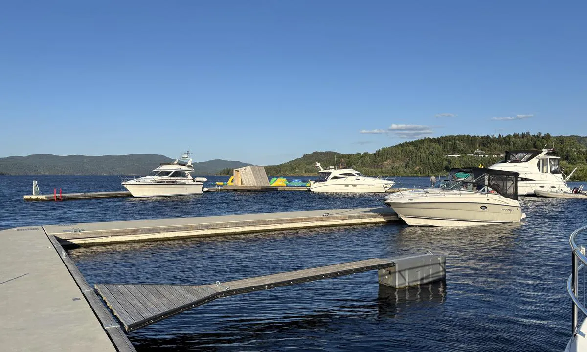 Ulefoss Gjestebrygge: {"base": "no", "no": "Badstu tilgjengelig i havna", "se": "Bastu tillg\u00e4nglig i hamnen", "en": "Sauna available in the harbour", "da": "Sauna tilg\u00e6ngelig i havnen", "fr": "Sauna disponible au port", "de": "Sauna im Hafen verf\u00fcgbar", "es": "Sauna disponible en el puerto", "it": "Sauna disponibile nel porto", "pt": "Sauna dispon\u00edvel no porto", "nl": "Sauna beschikbaar in de haven", "pl": "Sauna dost\u0119pna w porcie", "uk": "\u0421\u0430\u0443\u043d\u0430 \u0434\u043e\u0441\u0442\u0443\u043f\u043d\u0430 \u0443 \u0433\u0430\u0432\u0430\u043d\u0456", "ro": "Saun\u0103 disponibil\u0103 \u00een port", "tr": "Liman i\u00e7erisinde sauna mevcuttur", "el": "\u03a3\u03ac\u03bf\u03c5\u03bd\u03b1 \u03b4\u03b9\u03b1\u03b8\u03ad\u03c3\u03b9\u03bc\u03b7 \u03c3\u03c4\u03bf \u03bb\u03b9\u03bc\u03ac\u03bd\u03b9", "cs": "Sauna k dispozici v p\u0159\u00edstavu", "hu": "Szauna el\u00e9rhet\u0151 a kik\u00f6t\u0151ben", "fi": "Sauna saatavilla satamassa", "bg": "\u0421\u0430\u0443\u043d\u0430 \u043d\u0430\u043b\u0438\u0447\u043d\u0430 \u0432 \u043f\u0440\u0438\u0441\u0442\u0430\u043d\u0438\u0449\u0435\u0442\u043e", "sr": "Sauna dostupna u luci", "et": "Saun on sadamas saadaval", "lv": "Pirts pieejama ost\u0101", "lt": "Pirtis prieinama uoste"}
