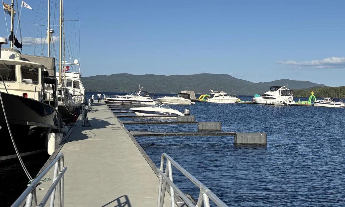 Ulefoss Gjestebrygge: {"base": "no", "no": "Nye uteliggere gir plass til enda flere b\u00e5ter", "se": "Nya utflyttare ger plats f\u00f6r \u00e4nnu fler b\u00e5tar", "en": "New outlying docks provide space for even more boats", "da": "Nye udliggere giver plads til endnu flere b\u00e5de", "fr": "De nouveaux pontons flottants offrent de la place pour encore plus de bateaux", "de": "Neue Ausleger bieten Platz f\u00fcr noch mehr Boote", "es": "Nuevos pantalanes flotantes crean espacio para a\u00fan m\u00e1s barcos", "it": "Nuovi pontili galleggianti offrono spazio per ancora pi\u00f9 barche", "pt": "Novos pont\u00f5es flutuantes criam espa\u00e7o para ainda mais barcos", "nl": "Nieuwe zijsteigers bieden plaats aan nog meer boten", "pl": "Nowe pomosty p\u0142ywaj\u0105ce daj\u0105 miejsce dla jeszcze wi\u0119kszej liczby \u0142odzi", "uk": "\u041d\u043e\u0432\u0456 \u043f\u043e\u043d\u0442\u043e\u043d\u0438 \u0437\u0430\u0431\u0435\u0437\u043f\u0435\u0447\u0443\u044e\u0442\u044c \u043c\u0456\u0441\u0446\u044f \u0434\u043b\u044f \u0449\u0435 \u0431\u0456\u043b\u044c\u0448\u043e\u0457 \u043a\u0456\u043b\u044c\u043a\u043e\u0441\u0442\u0456 \u0441\u0443\u0434\u0435\u043d", "ro": "Noi pontoane laterale ofer\u0103 spa\u021biu pentru \u0219i mai multe b\u0103rci", "tr": "Yeni y\u00fczer iskeleler daha fazla tekneye yer sa\u011fl\u0131yor", "el": "\u039f\u03b9 \u03bd\u03ad\u03b5\u03c2 \u03c0\u03bb\u03c9\u03c4\u03ad\u03c2 \u03c0\u03bb\u03b1\u03c4\u03c6\u03cc\u03c1\u03bc\u03b5\u03c2 \u03c0\u03b1\u03c1\u03ad\u03c7\u03bf\u03c5\u03bd \u03c7\u03ce\u03c1\u03bf \u03b3\u03b9\u03b1 \u03b1\u03ba\u03cc\u03bc\u03b7 \u03c0\u03b5\u03c1\u03b9\u03c3\u03c3\u03cc\u03c4\u03b5\u03c1\u03b1 \u03c3\u03ba\u03ac\u03c6\u03b7", "cs": "Nov\u00e9 bo\u010dn\u00ed mola poskytuj\u00ed m\u00edsto pro je\u0161t\u011b v\u00edce lod\u00ed", "hu": "\u00daj \u00fasz\u00f3m\u00f3l\u00f3k t\u00f6bb haj\u00f3 sz\u00e1m\u00e1ra biztos\u00edtanak helyet", "fi": "Uudet aisapaikat tarjoavat tilaa viel\u00e4 useammille veneille", "bg": "\u041d\u043e\u0432\u0438 \u043f\u043b\u0430\u0432\u0430\u0449\u0438 \u043f\u0440\u0438\u0441\u0442\u0430\u043d\u0438 \u0441\u0430 \u043f\u0440\u0435\u0434\u043e\u0441\u0442\u0430\u0432\u0438\u043b\u0438 \u043c\u044f\u0441\u0442\u043e \u0437\u0430 \u043e\u0449\u0435 \u043f\u043e\u0432\u0435\u0447\u0435 \u043b\u043e\u0434\u043a\u0438", "sr": "Novi pristan daje prostor za jo\u0161 vi\u0161e brodova", "et": "Uued ujuvkaiad annavad ruumi veelgi rohkematele paatidele", "lv": "Jauni spraustie stabi nodro\u0161ina vietu v\u0113l vair\u0101k\u0101m laiv\u0101m", "lt": "Nauji i\u0161pl\u0117timai suteikia vietos dar daugiau laivams"}