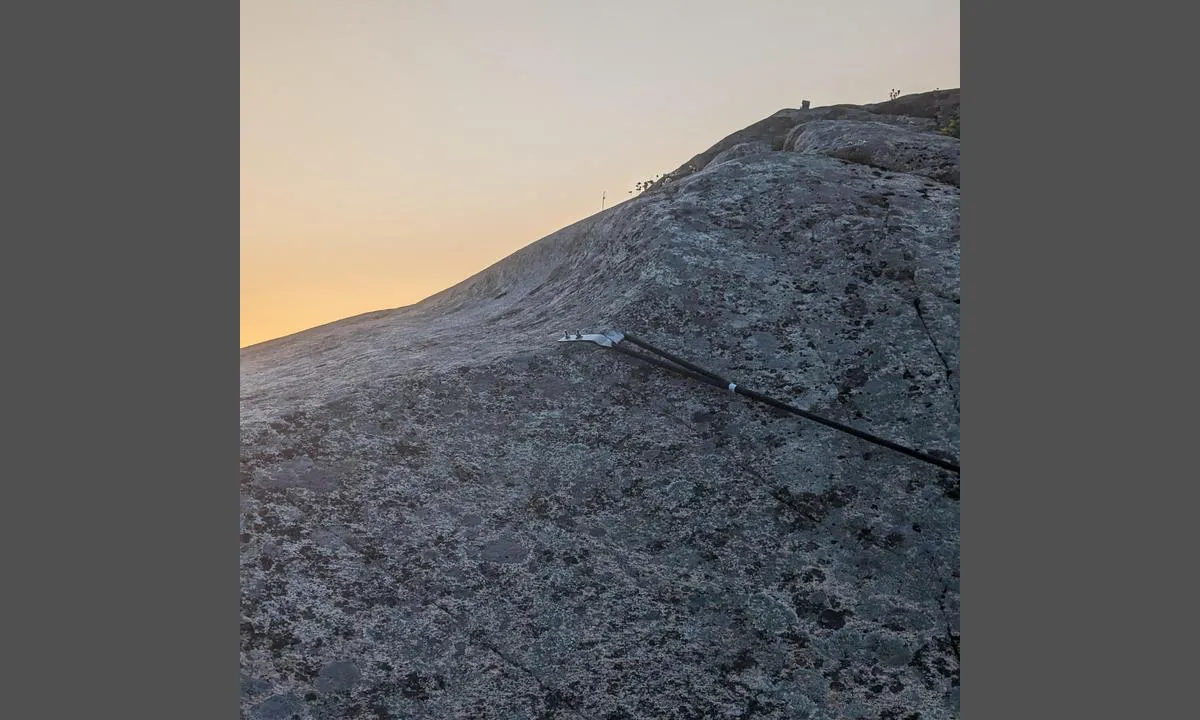 Teineholmane: Kroker boltet i fjell, mulig å kaste tau til disse fra båten.